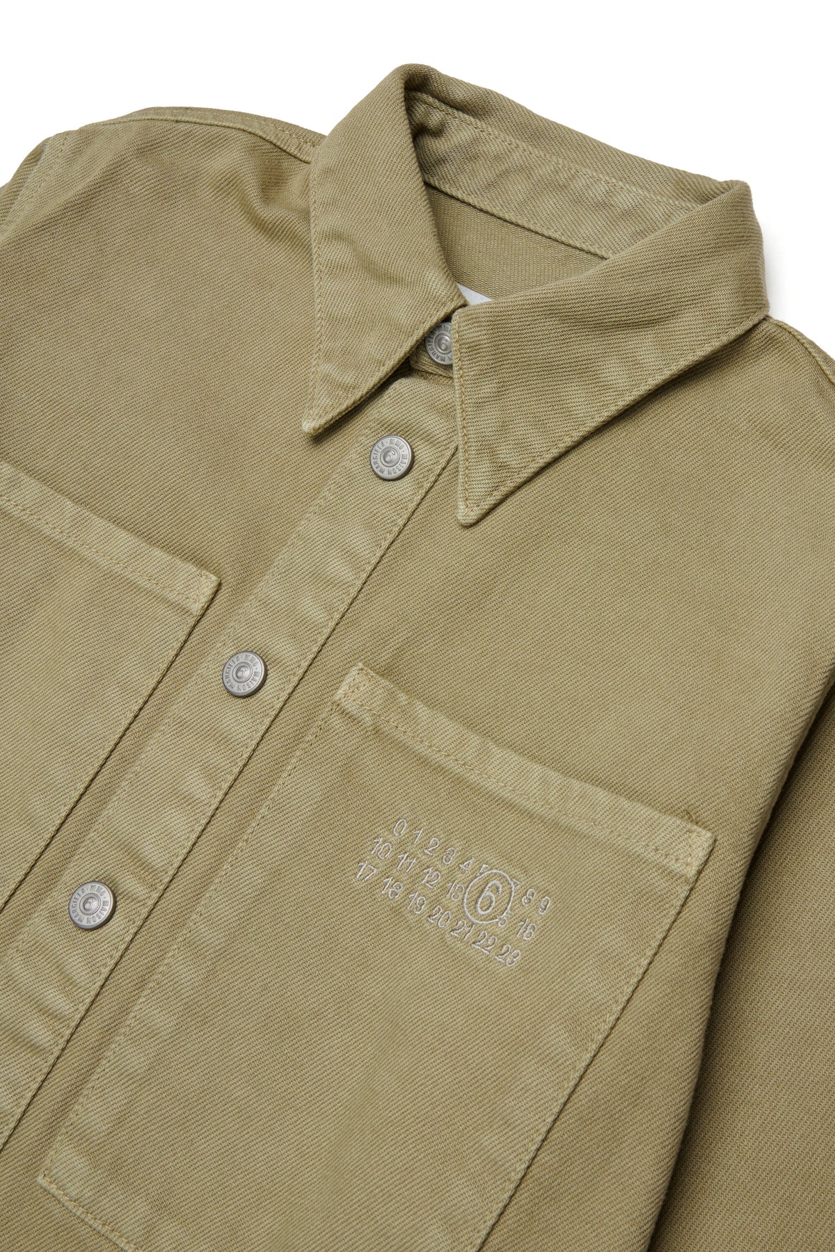 Hemd mit aufgesetzten Taschen und Logo