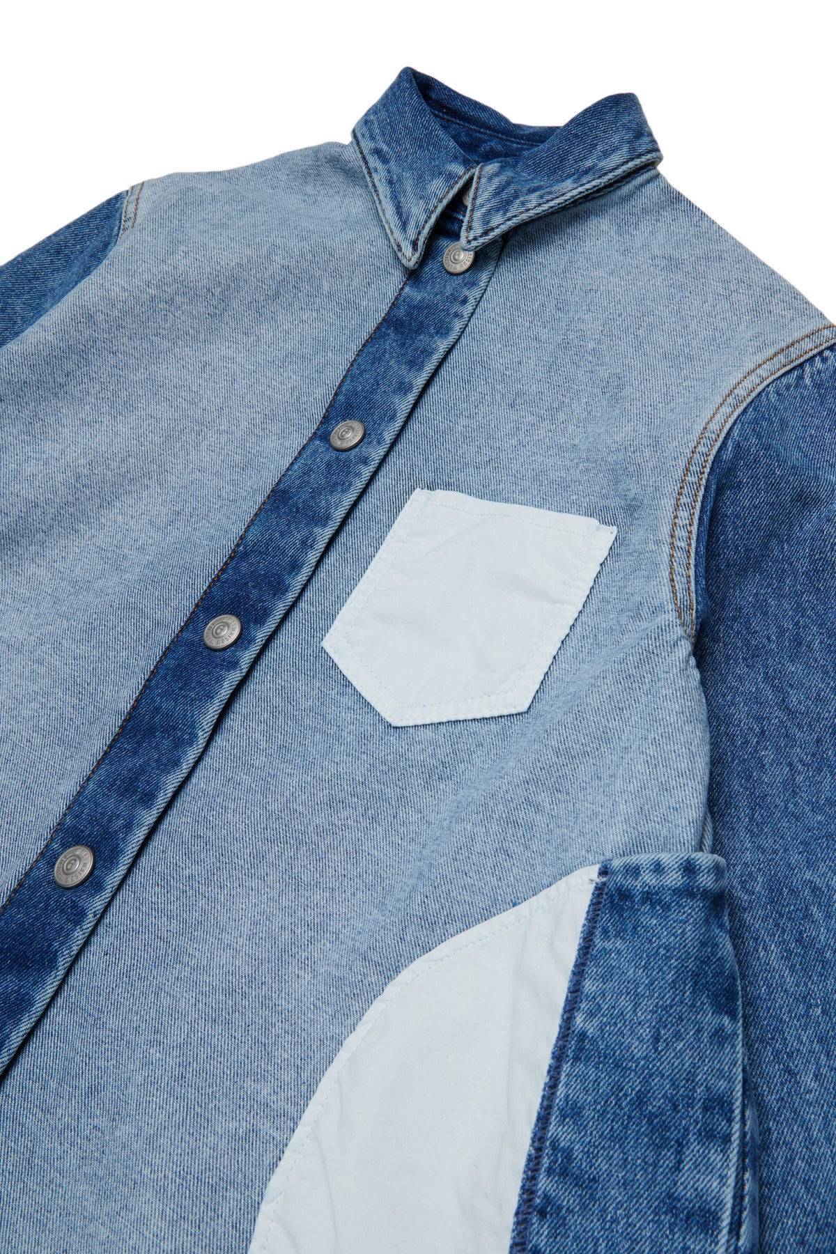 Denimkleid mit kontrastierenden Taschen