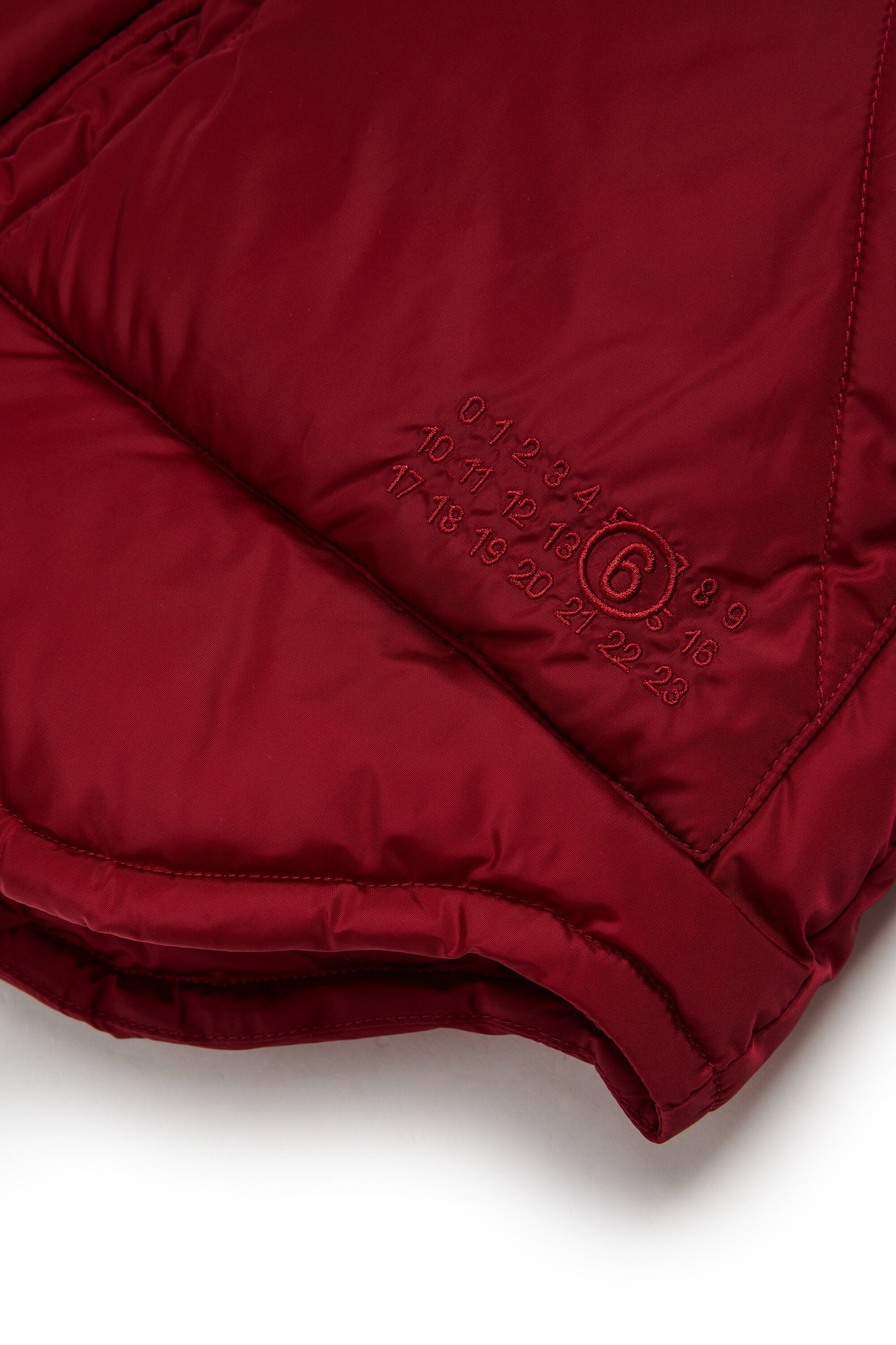 Gefütterte Jacke mit Logo