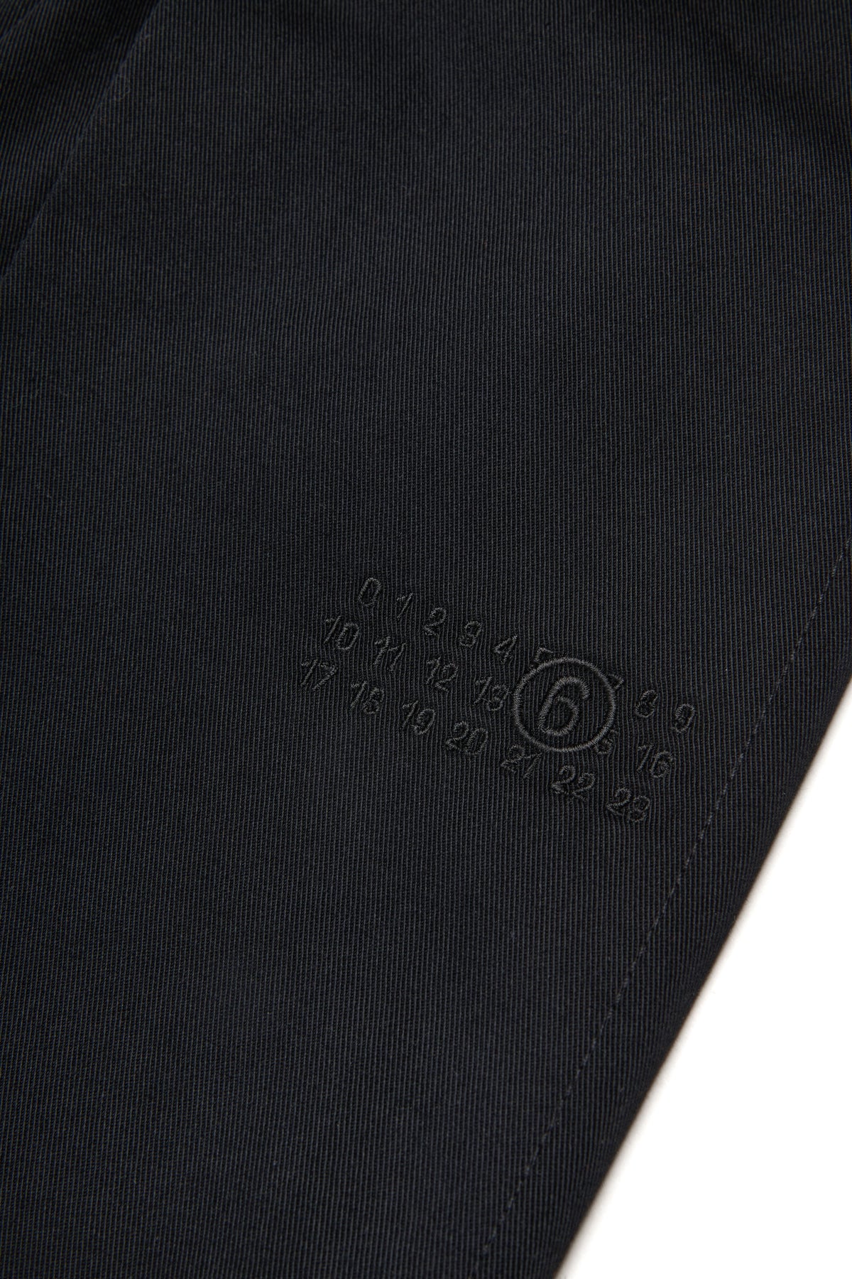 Pantaloni con logo numerico