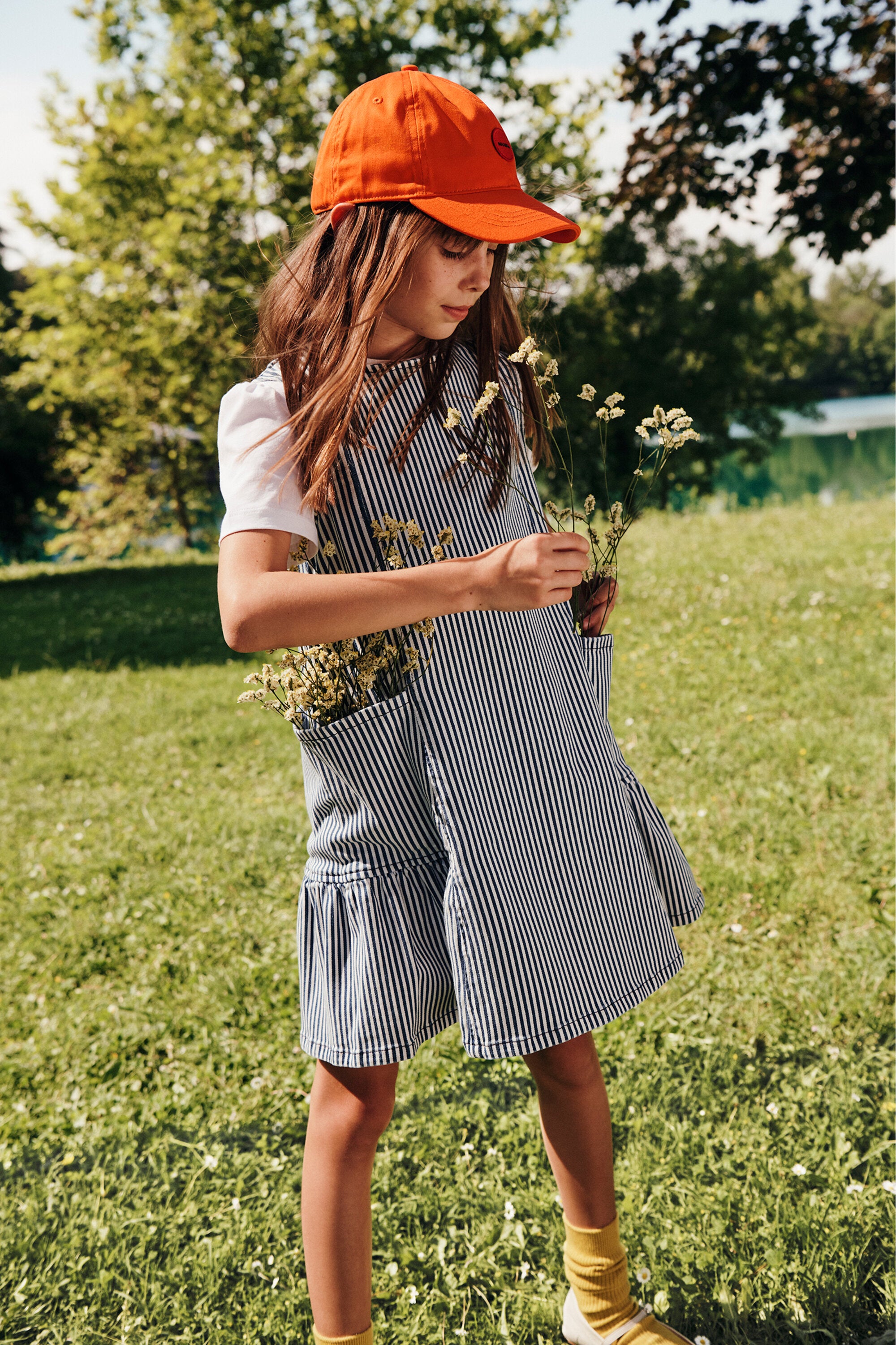 Ärmelloses Kleid aus gestreiftem Denim