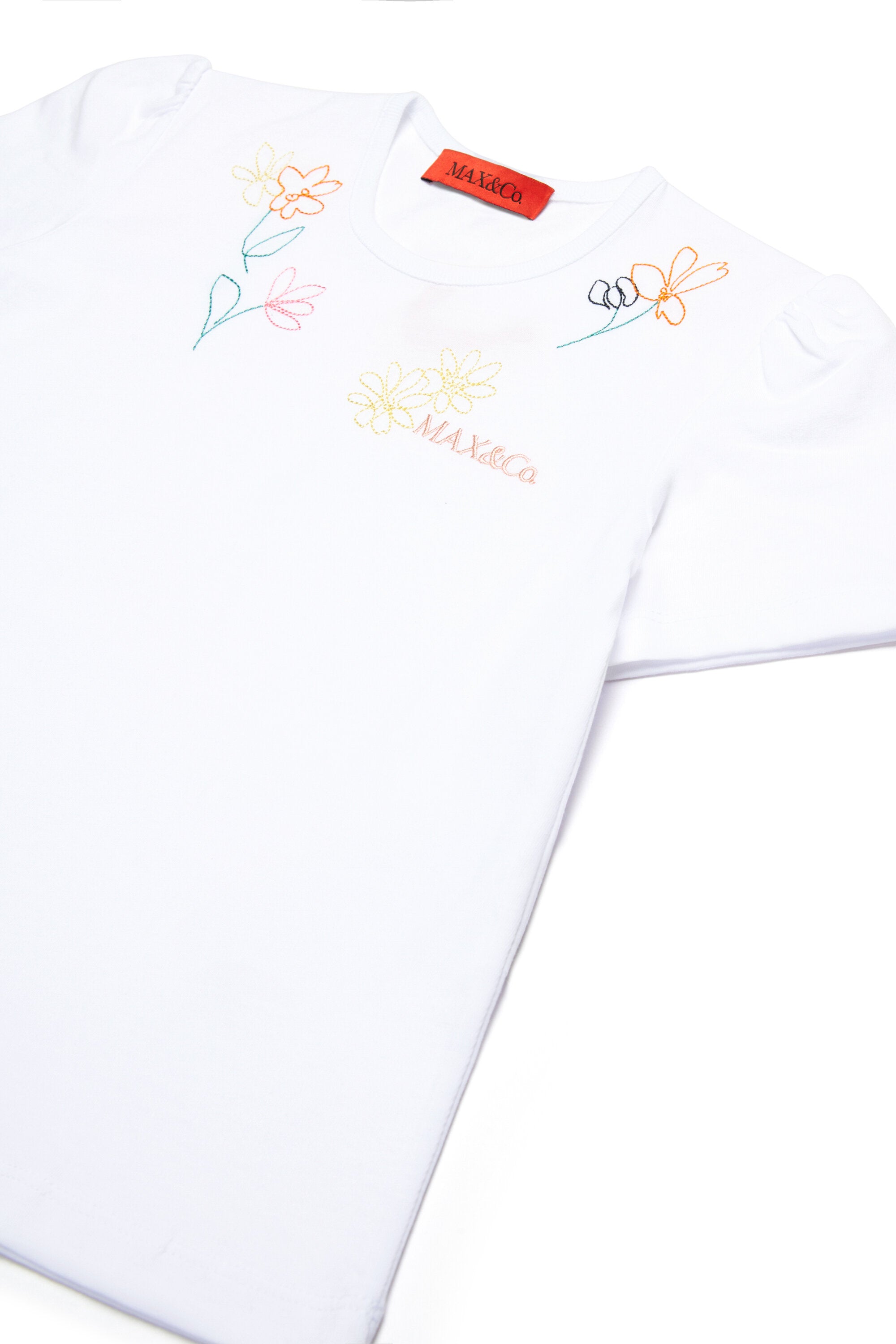 Camiseta con bordados floral