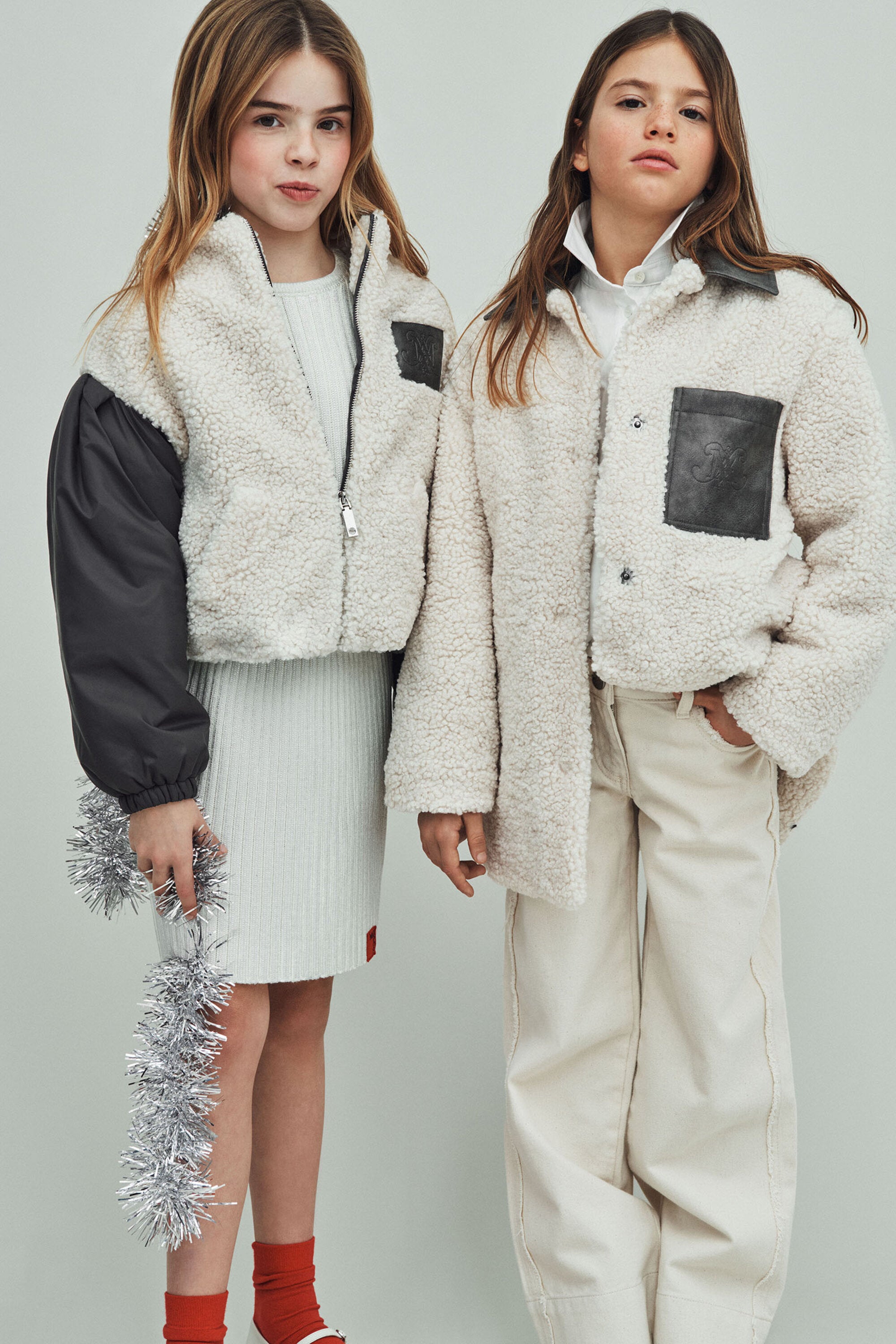 Cazadora bomber de peluche con mangas en contraste