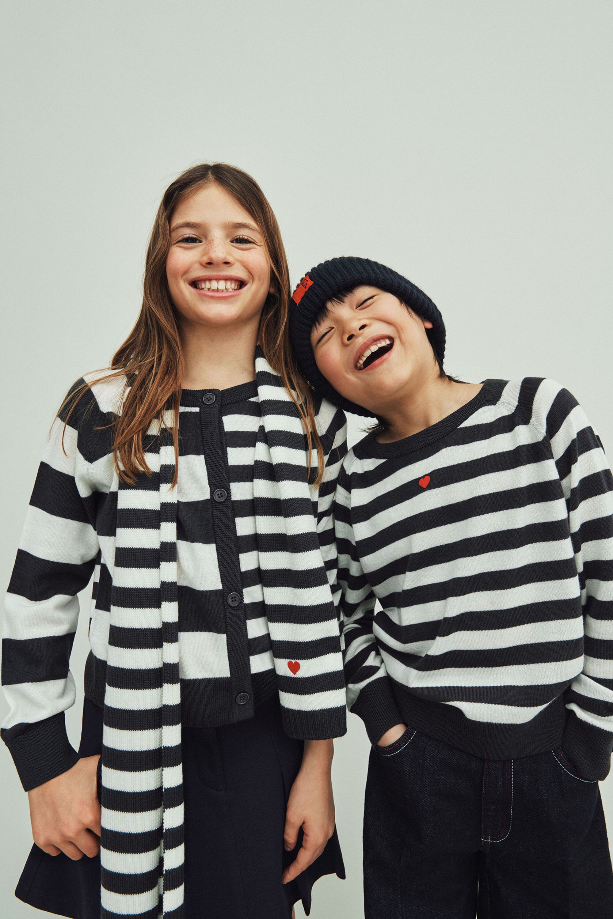 Gestreifte Strickjacke aus einer Wollmischung