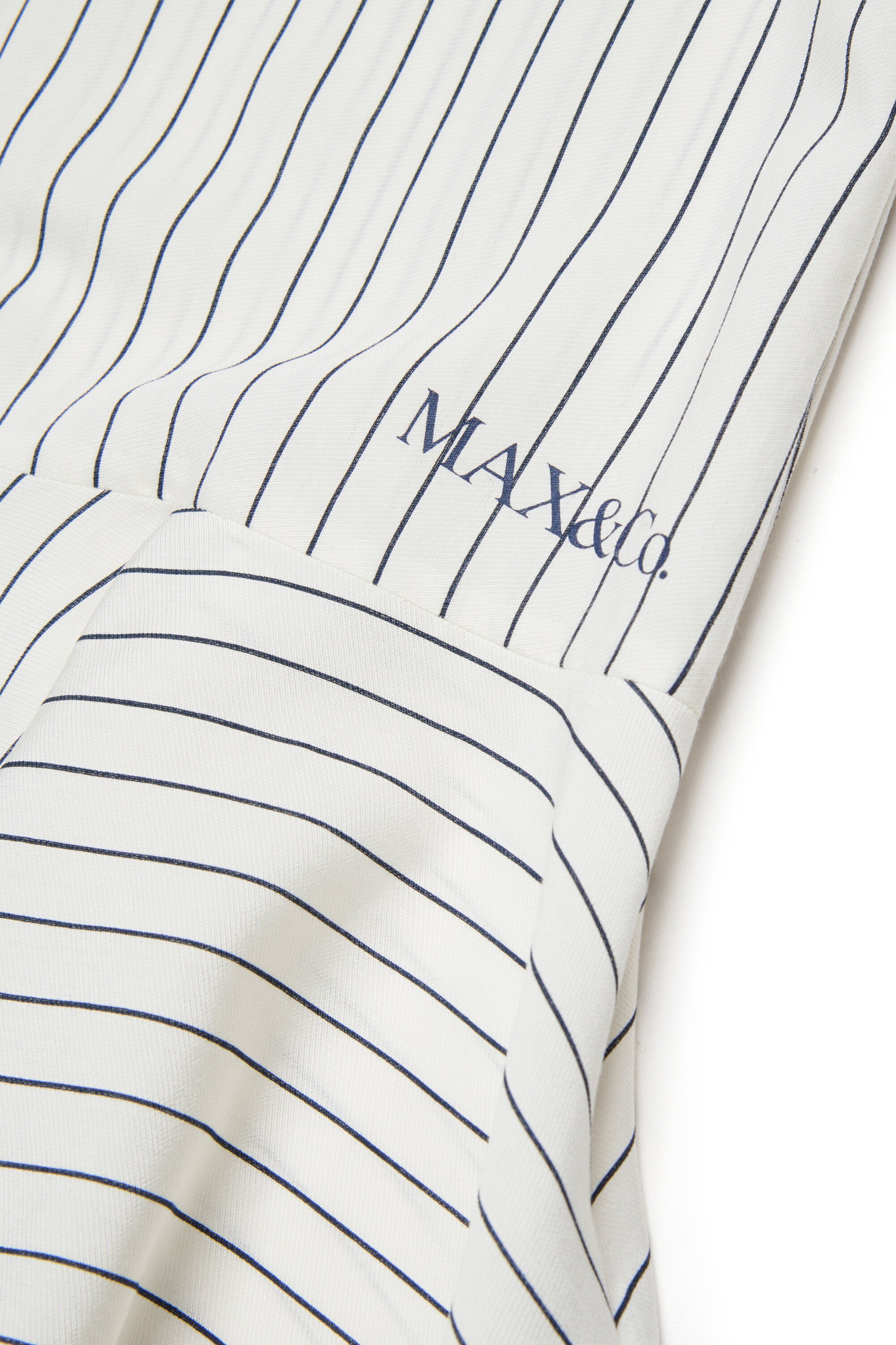 Gestreiftes Kleid mit Logo