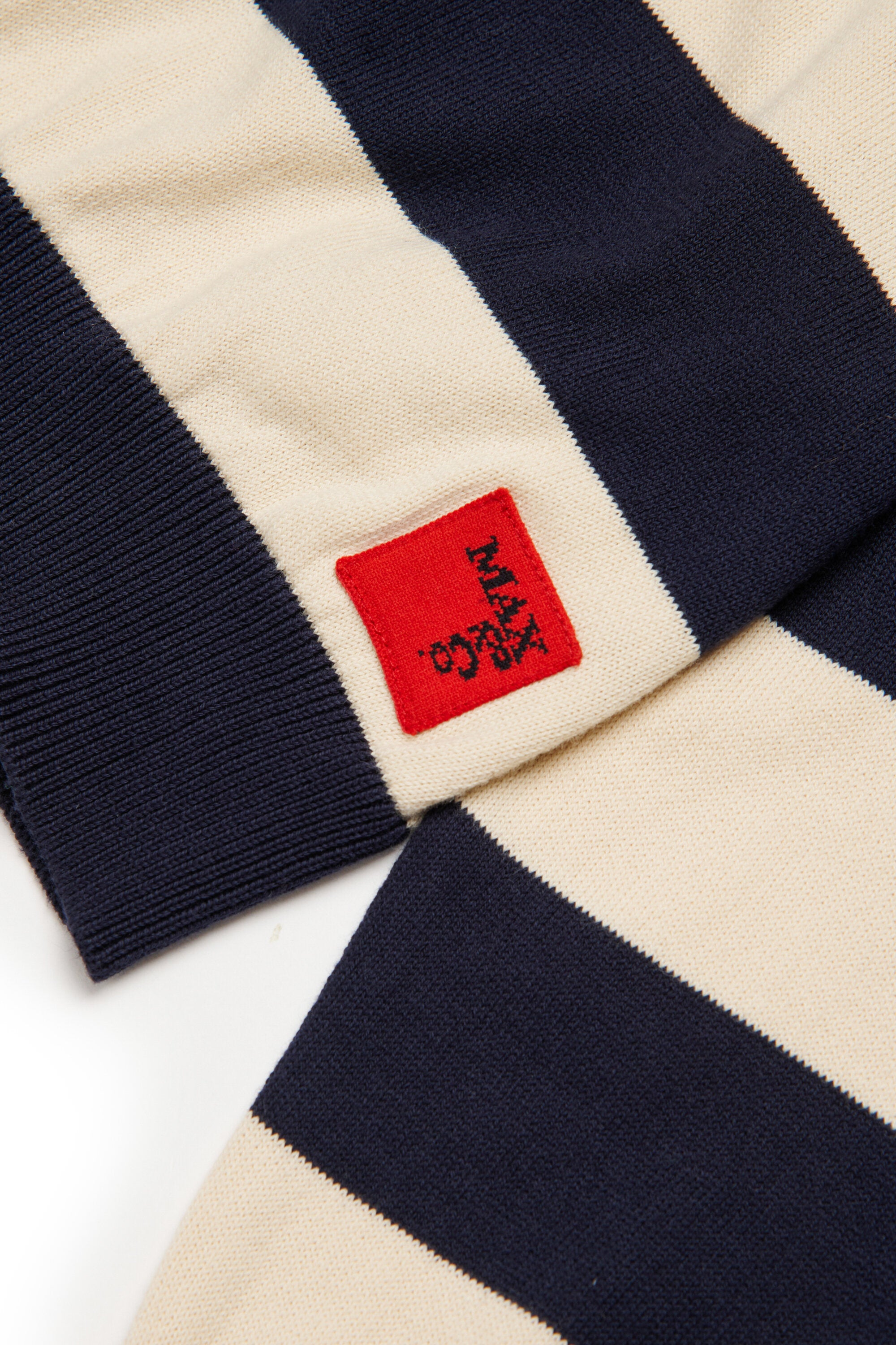 Gestreifte Strickjacke mit Logo