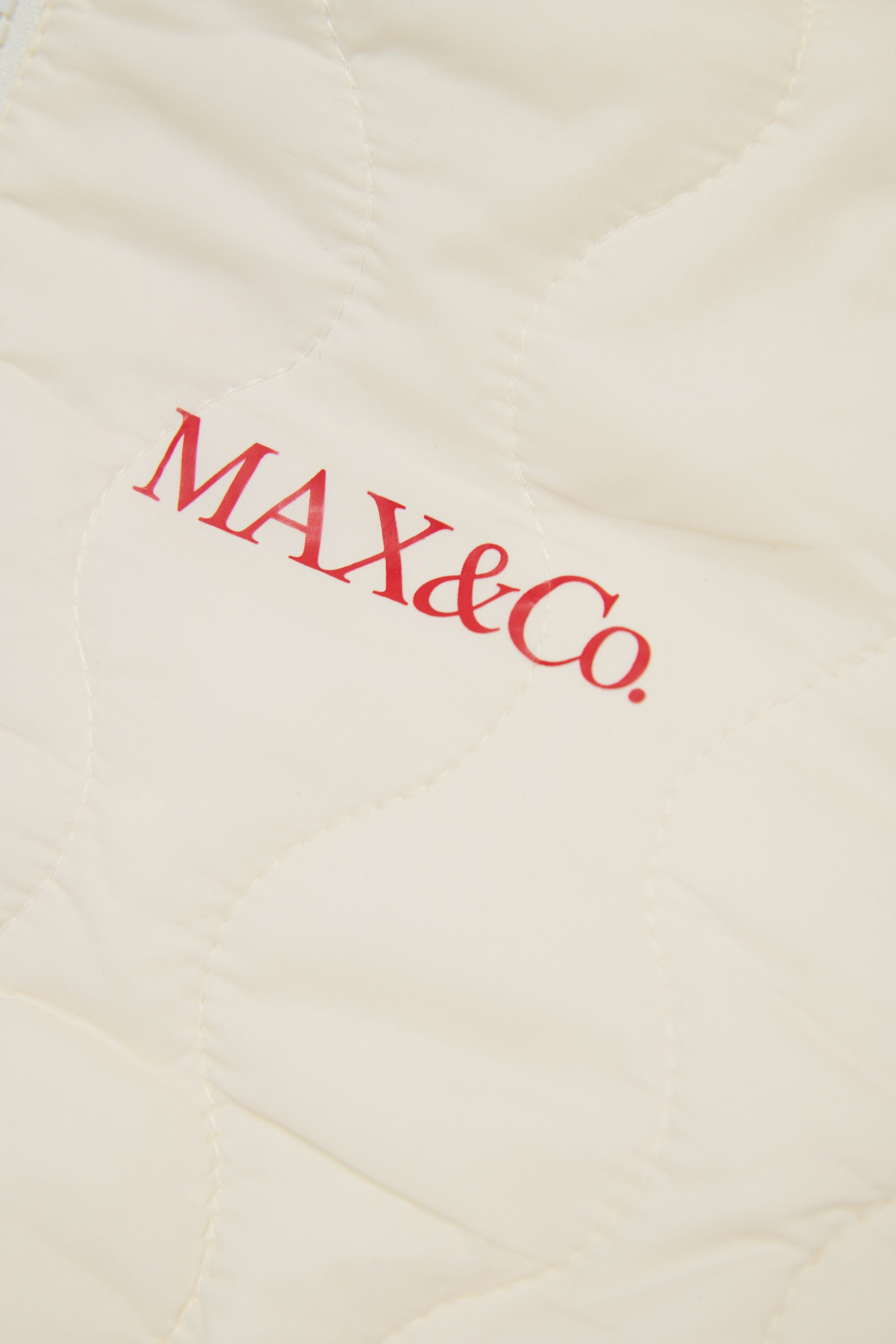 Gefütterte Jacke mit aufgedrucktem Logo