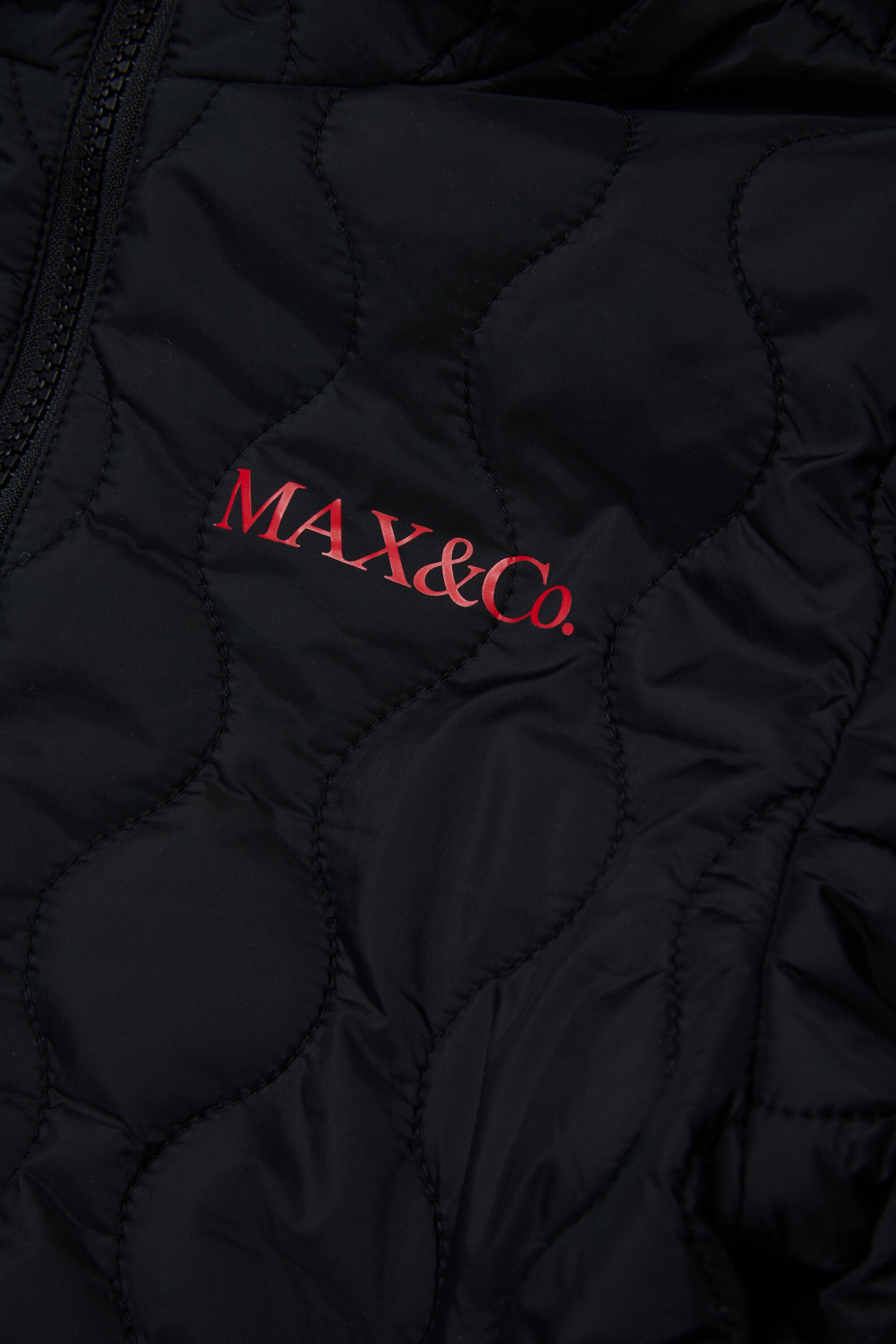 Chaqueta acolchada con logo estampado