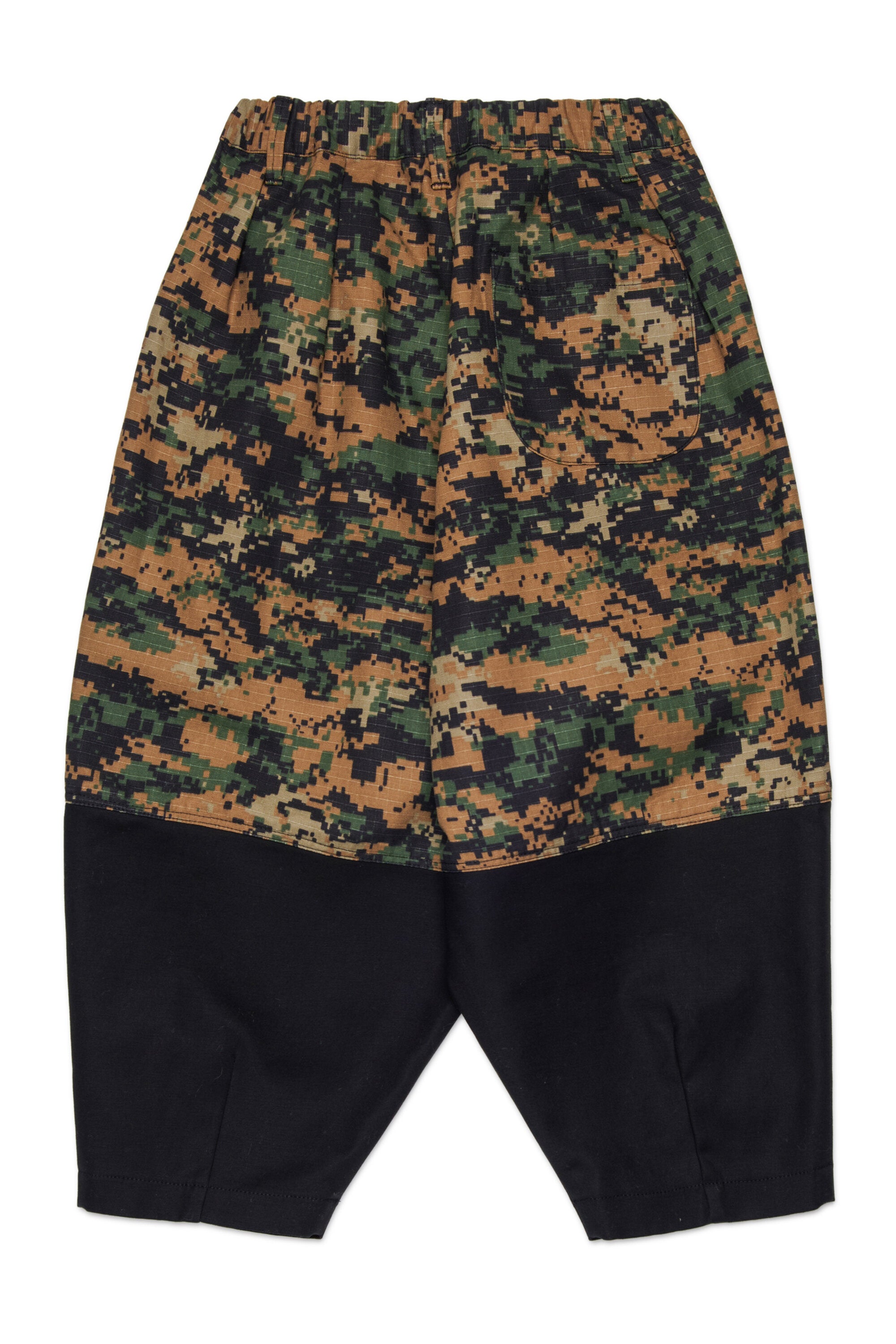 Pantalones chinos oversize con estampado camuflaje