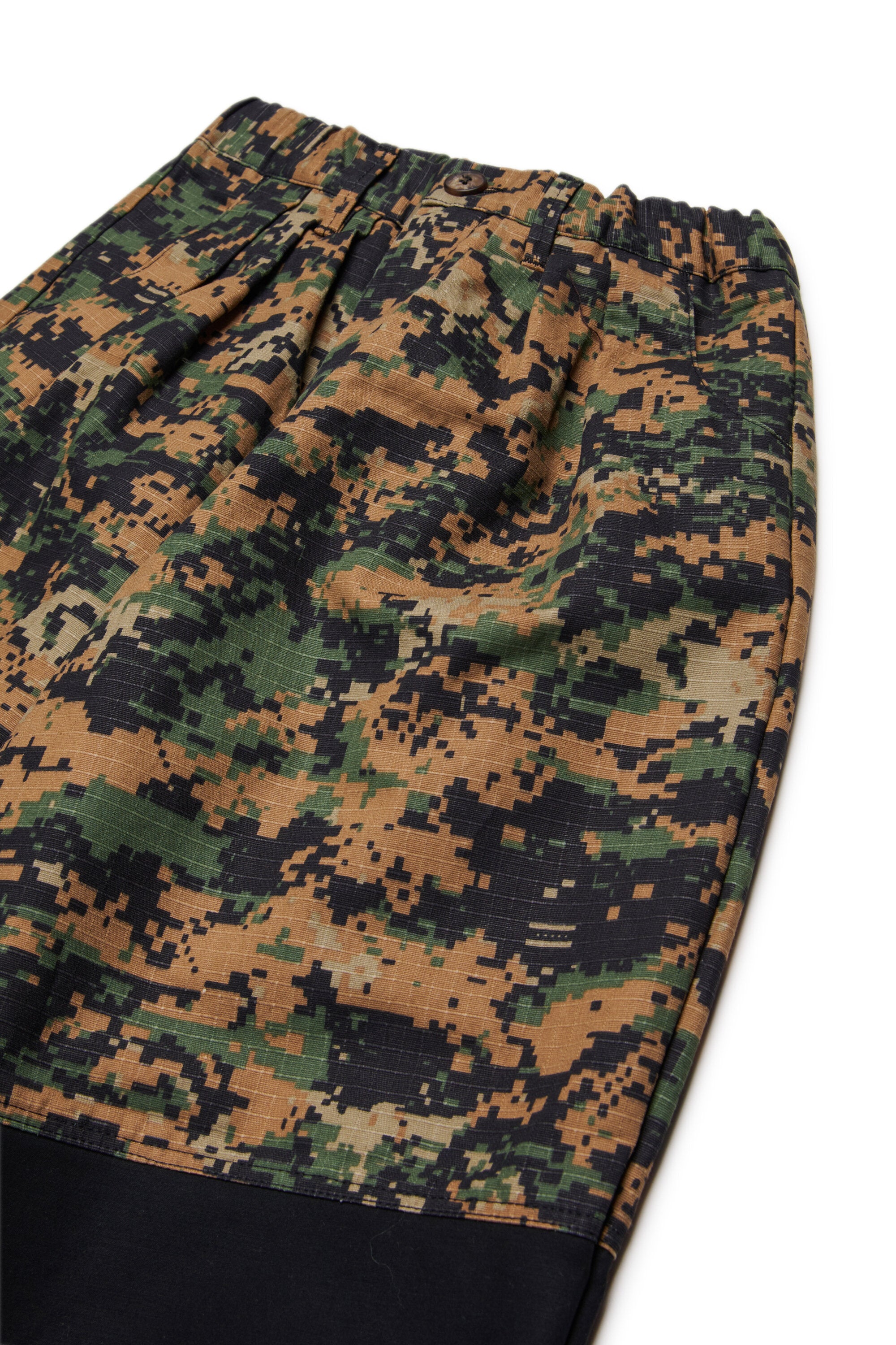 Pantaloni chino oversize con fantasia camouflage