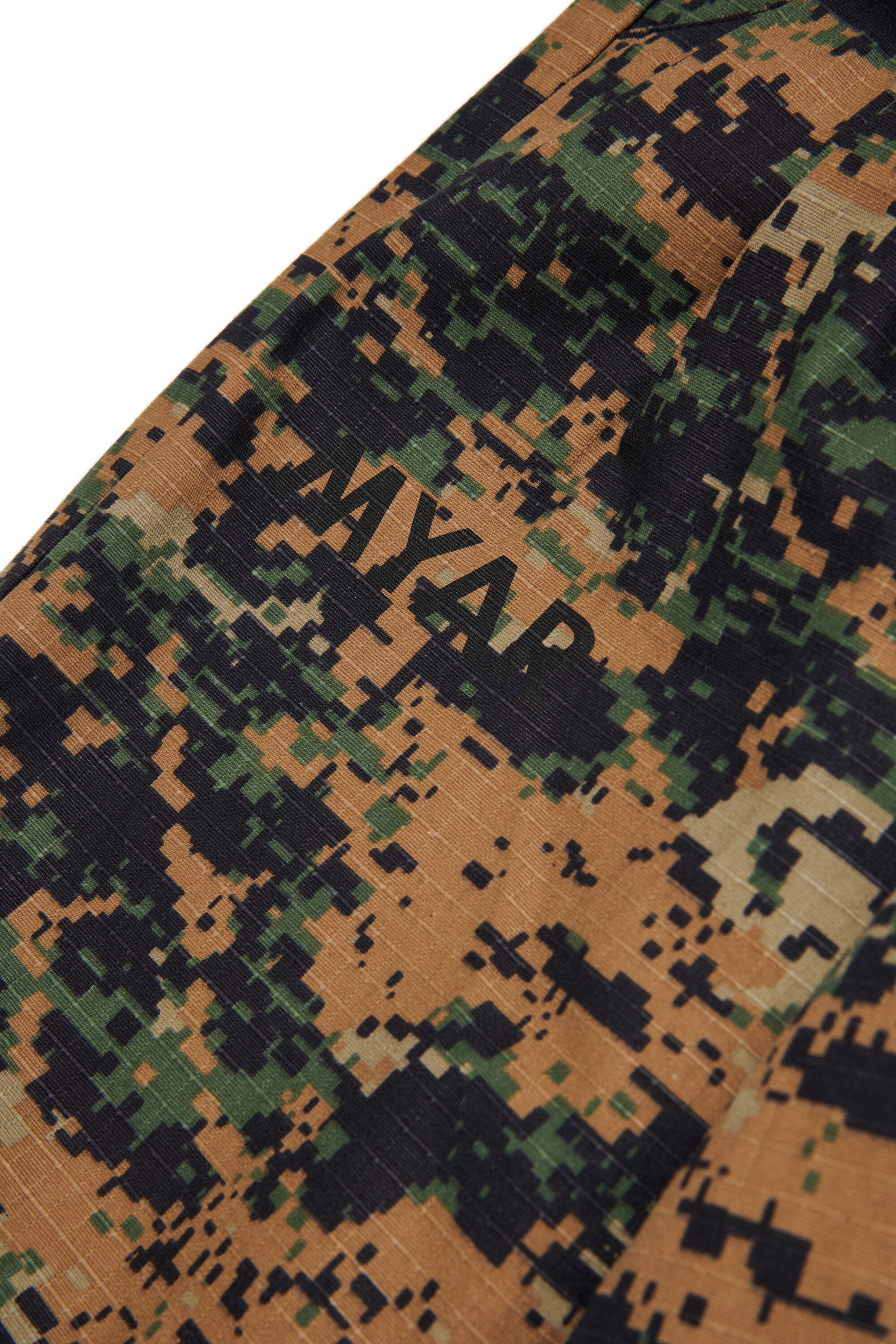 Pantaloni chino oversize con fantasia camouflage