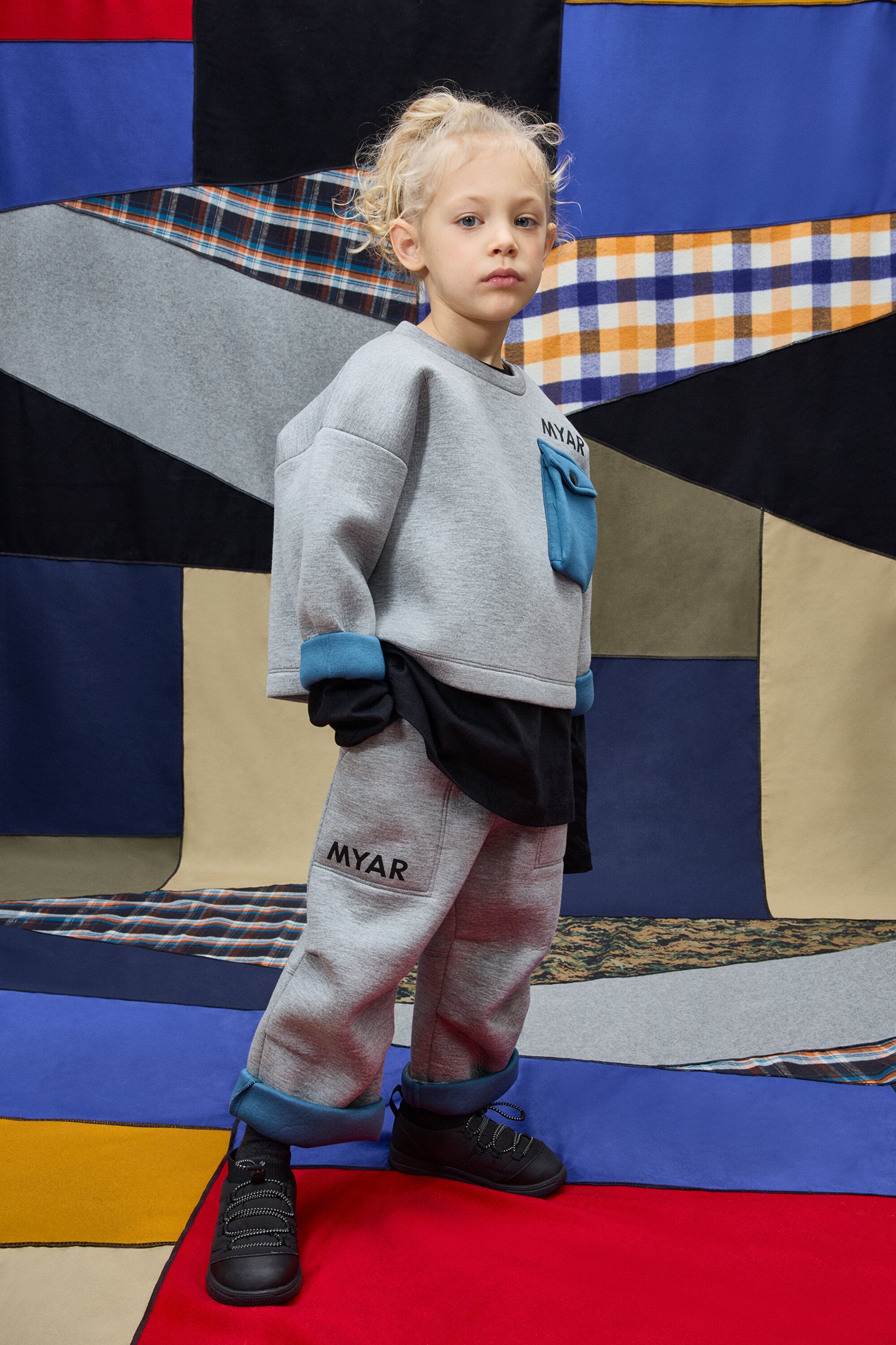 Doppellagiges Sweatshirt mit Rundhalsausschnitt und Tasche