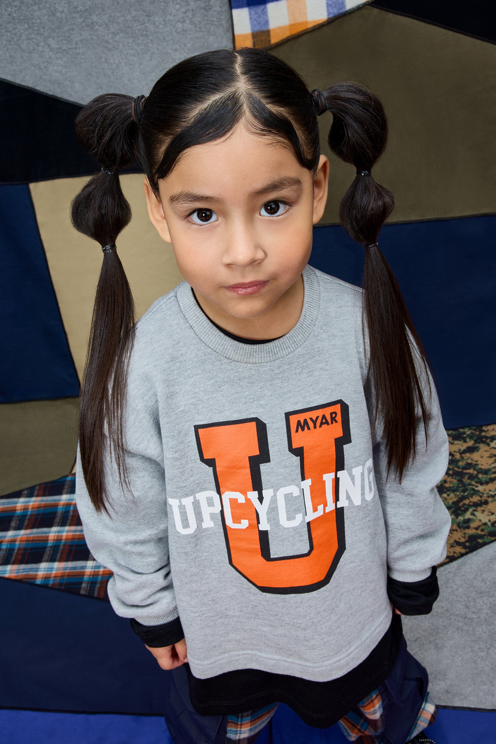 Sudadera de cuello redondo con estampado universitario