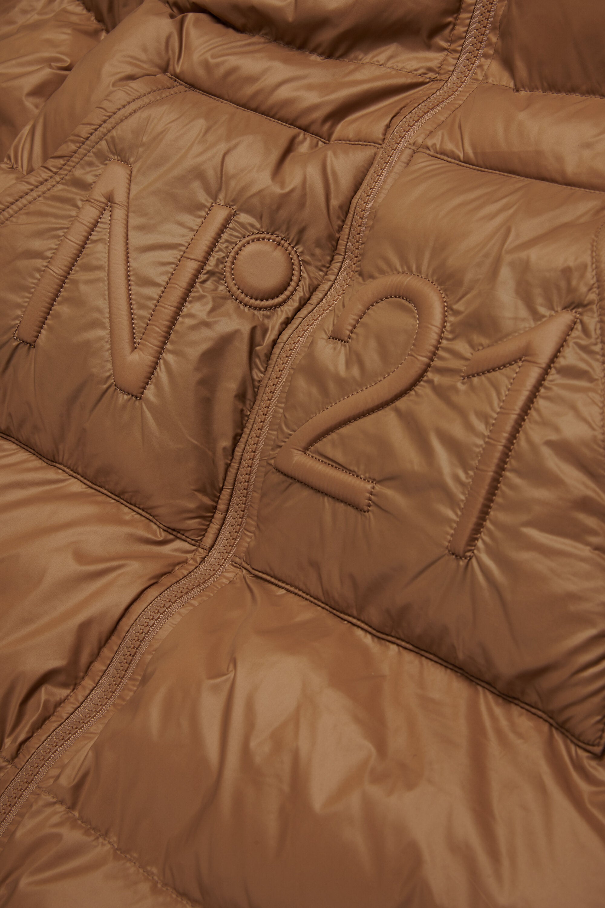 Lange wattierte Jacke mit asymmetrischem Boden