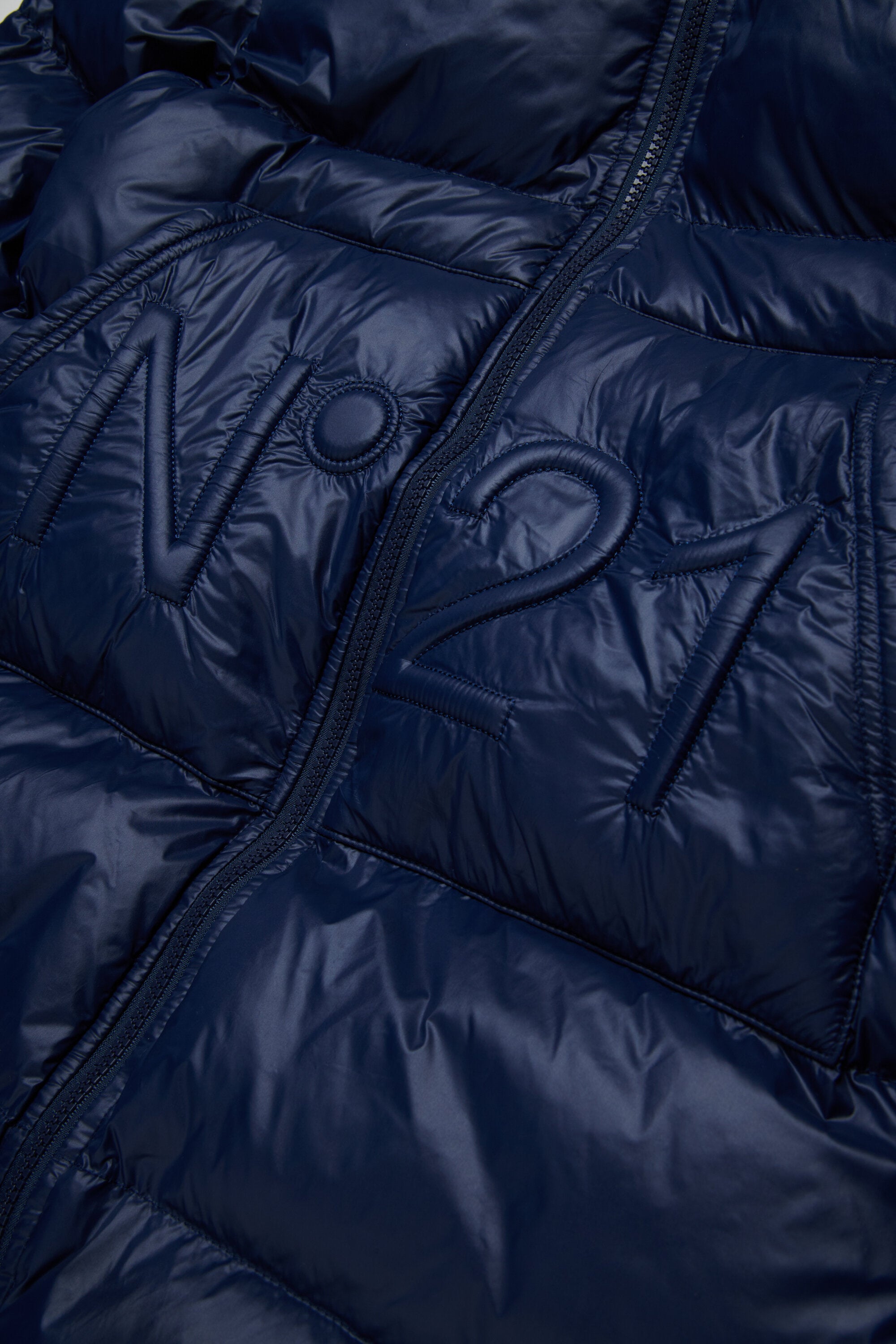 Lange wattierte Jacke mit asymmetrischem Boden