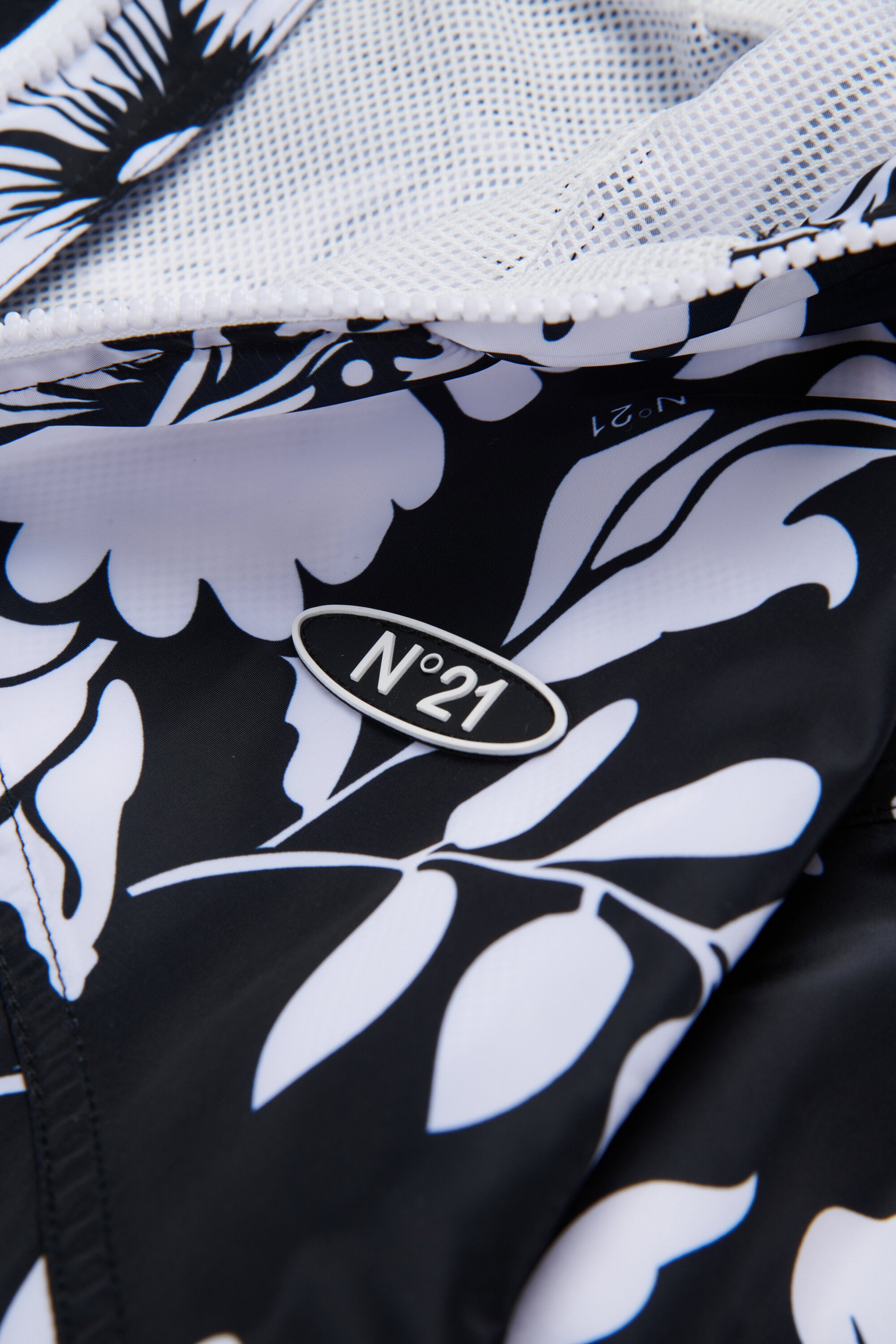 Cazadora cortavientos con logo