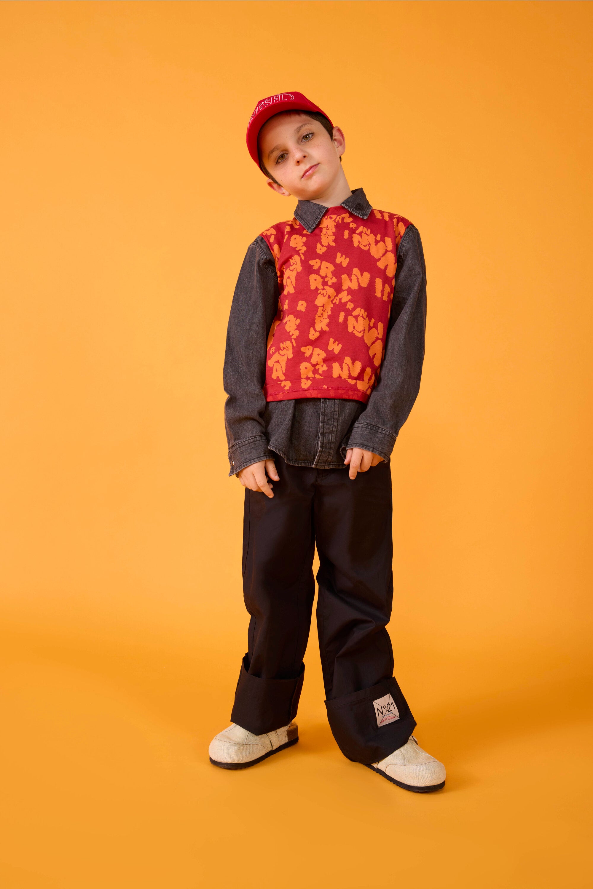 Pantaloni con logo e risvolto