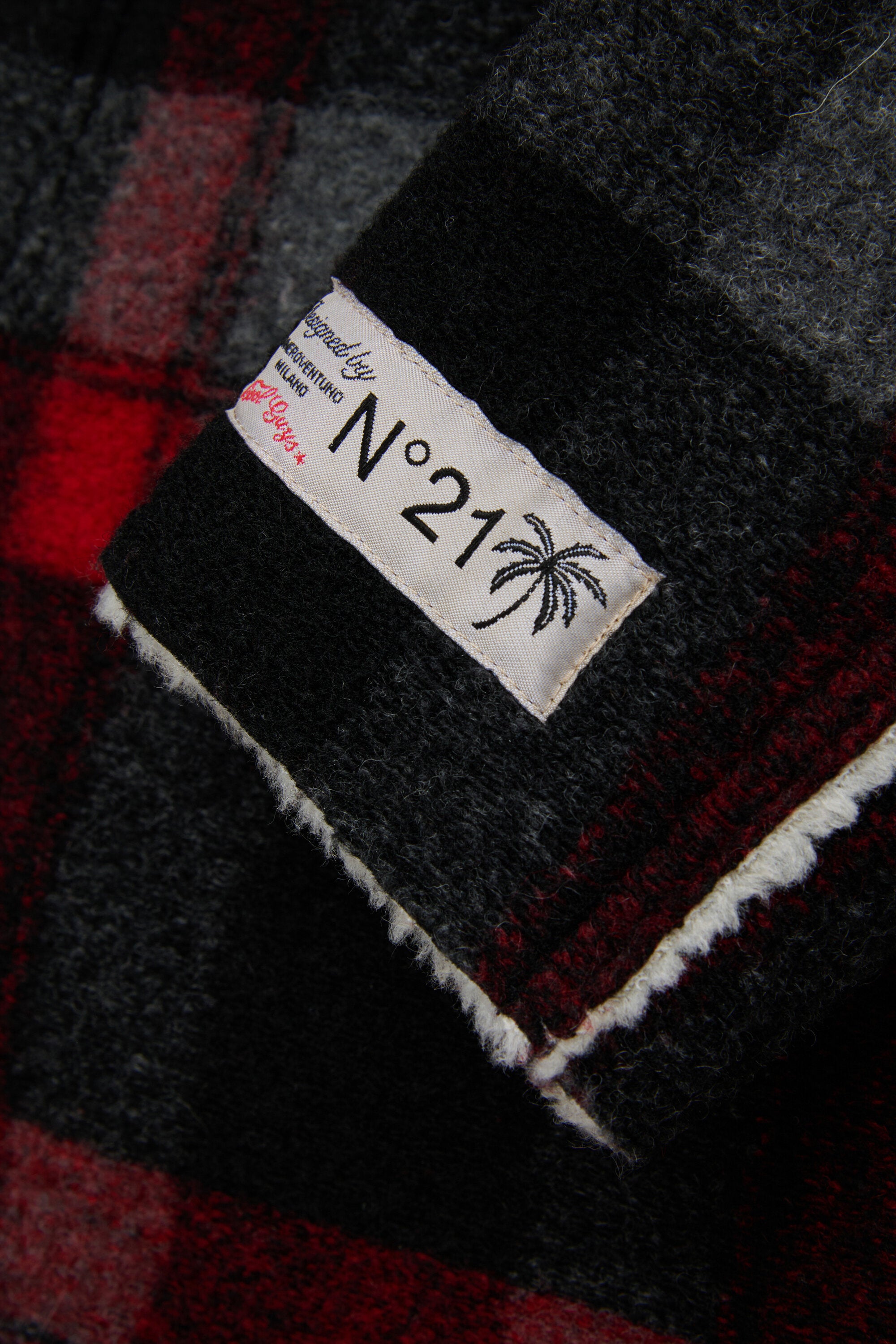 Abrigo de cuadros con logo estampado