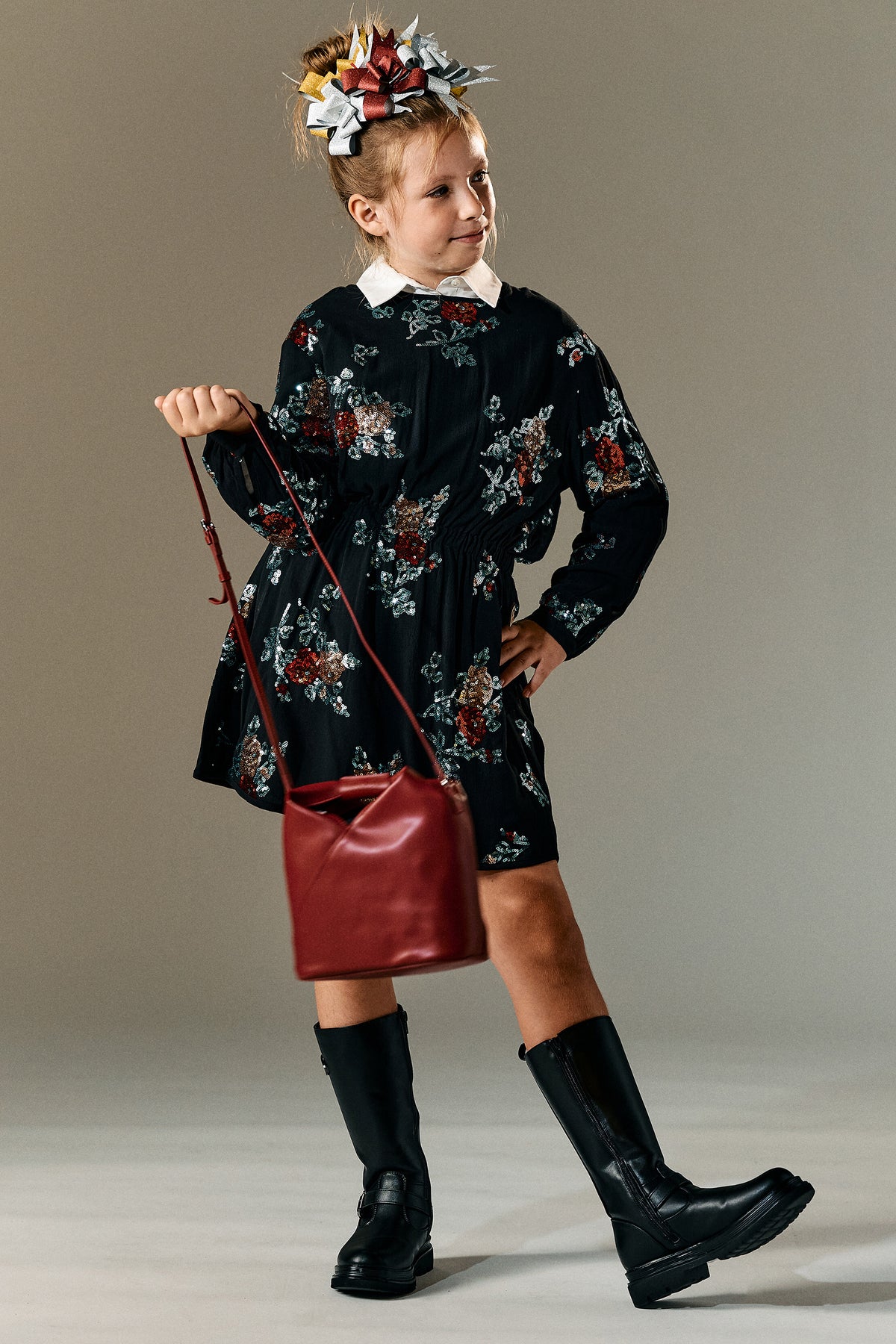 Robe courte ornée de sequins floraux