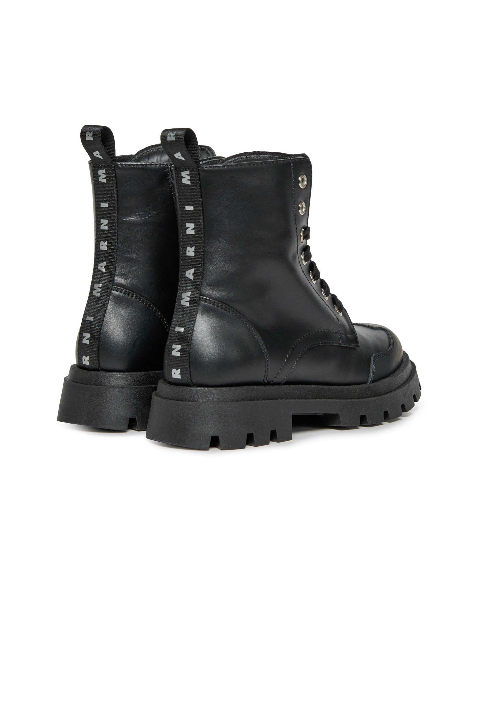 Springerstiefel mit Logo auf der Schuhspitze