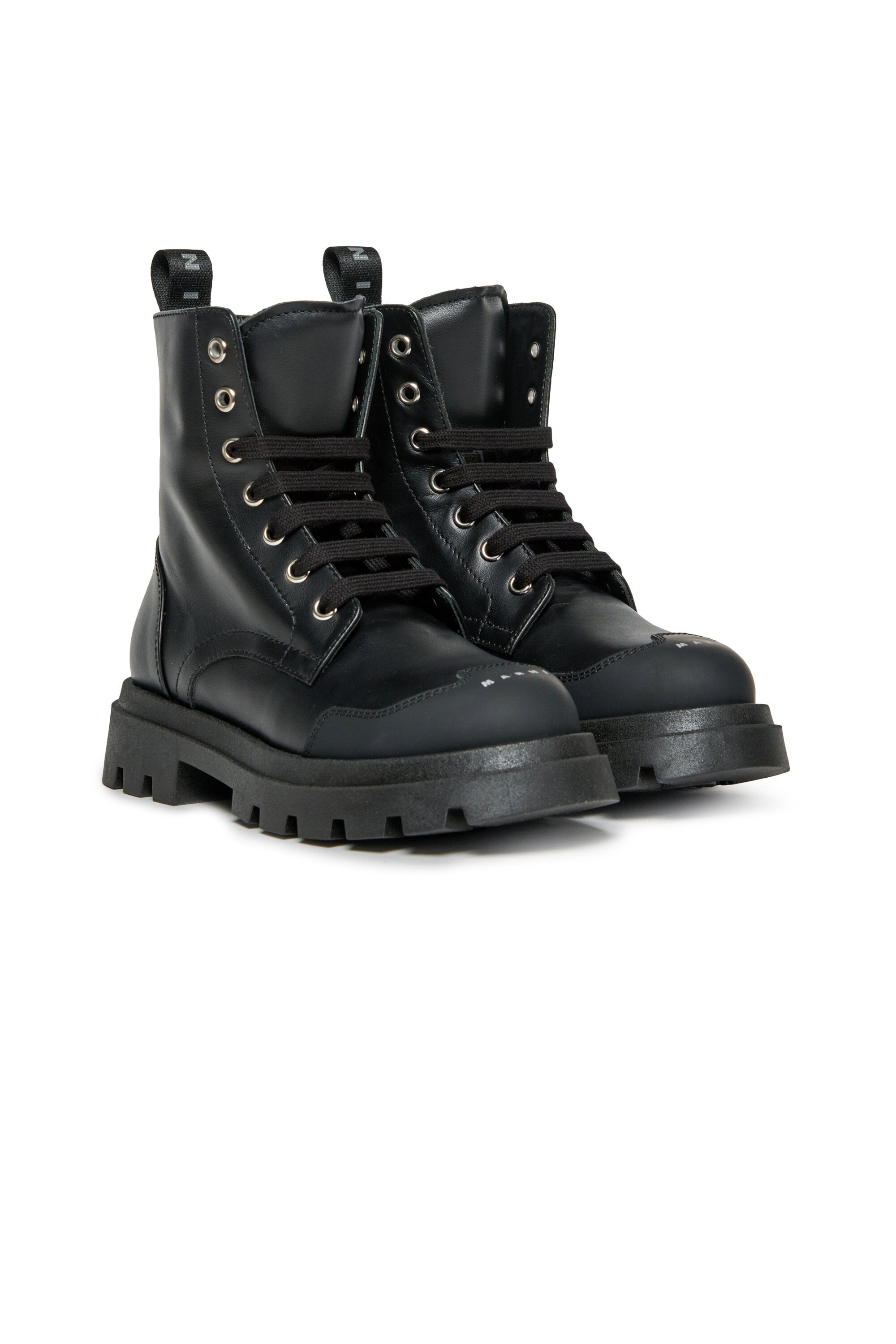 Springerstiefel mit Logo auf der Schuhspitze