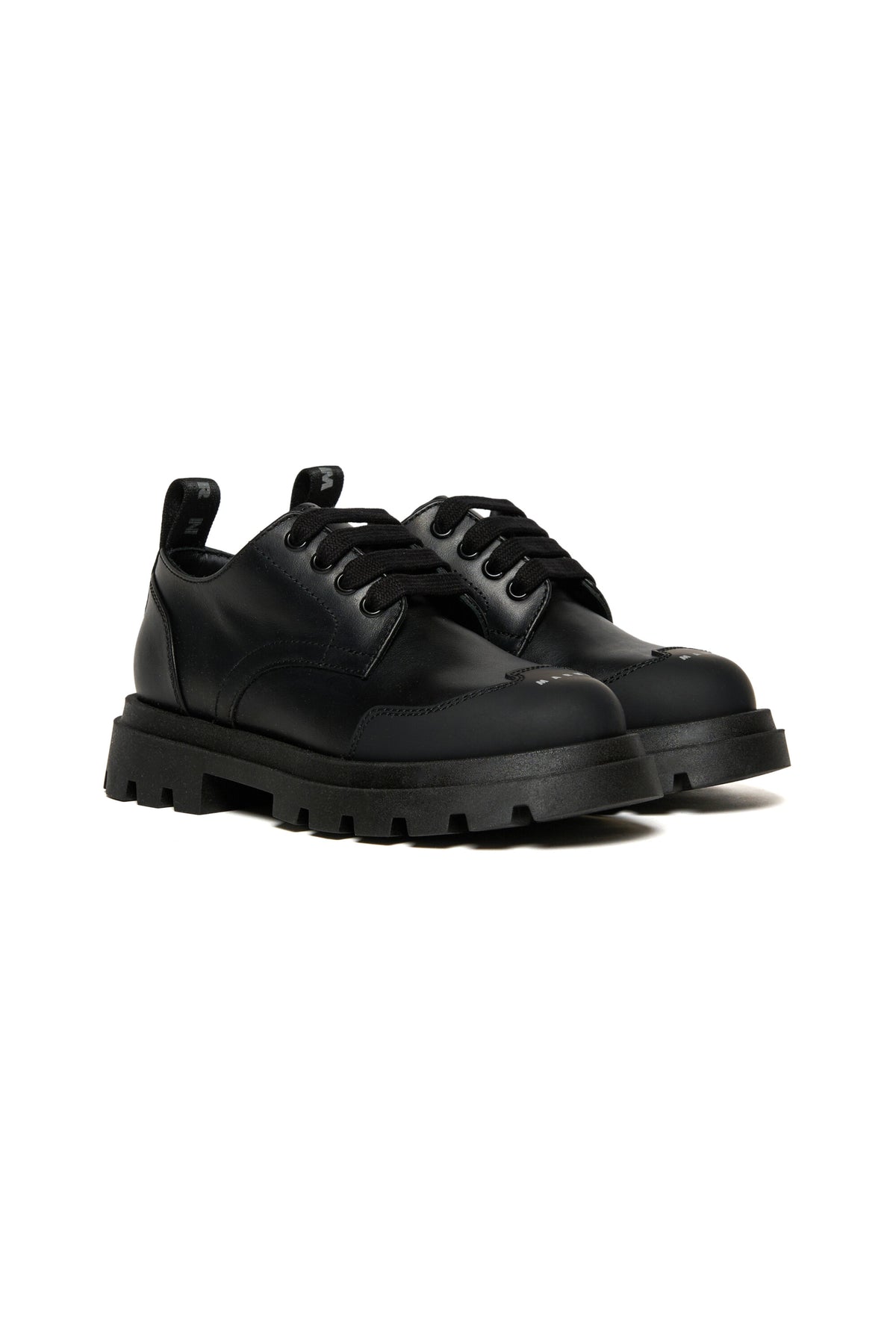 Schnürschuhe mit Logo auf der Schuhspitze