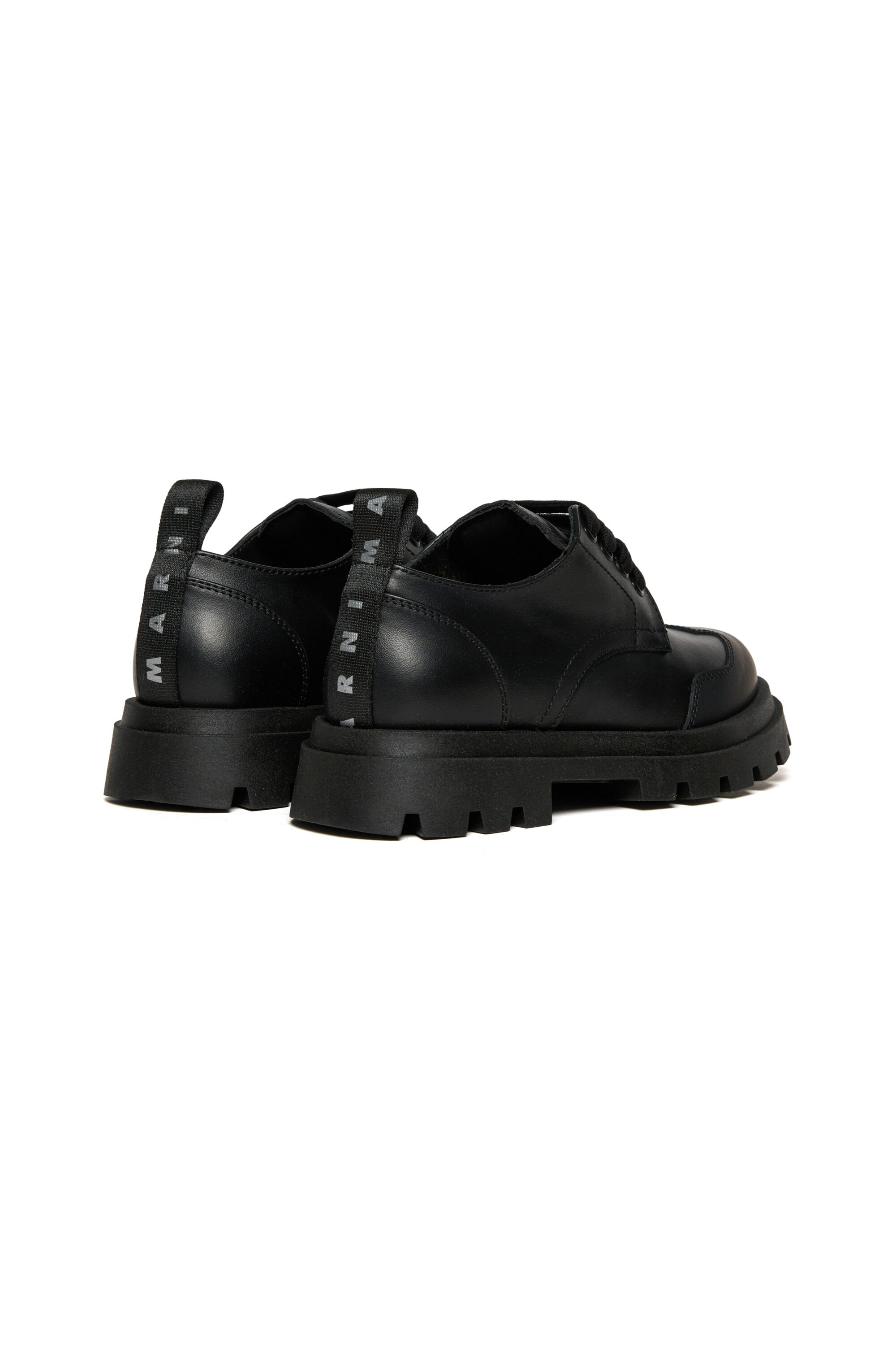 Schnürschuhe mit Logo auf der Schuhspitze