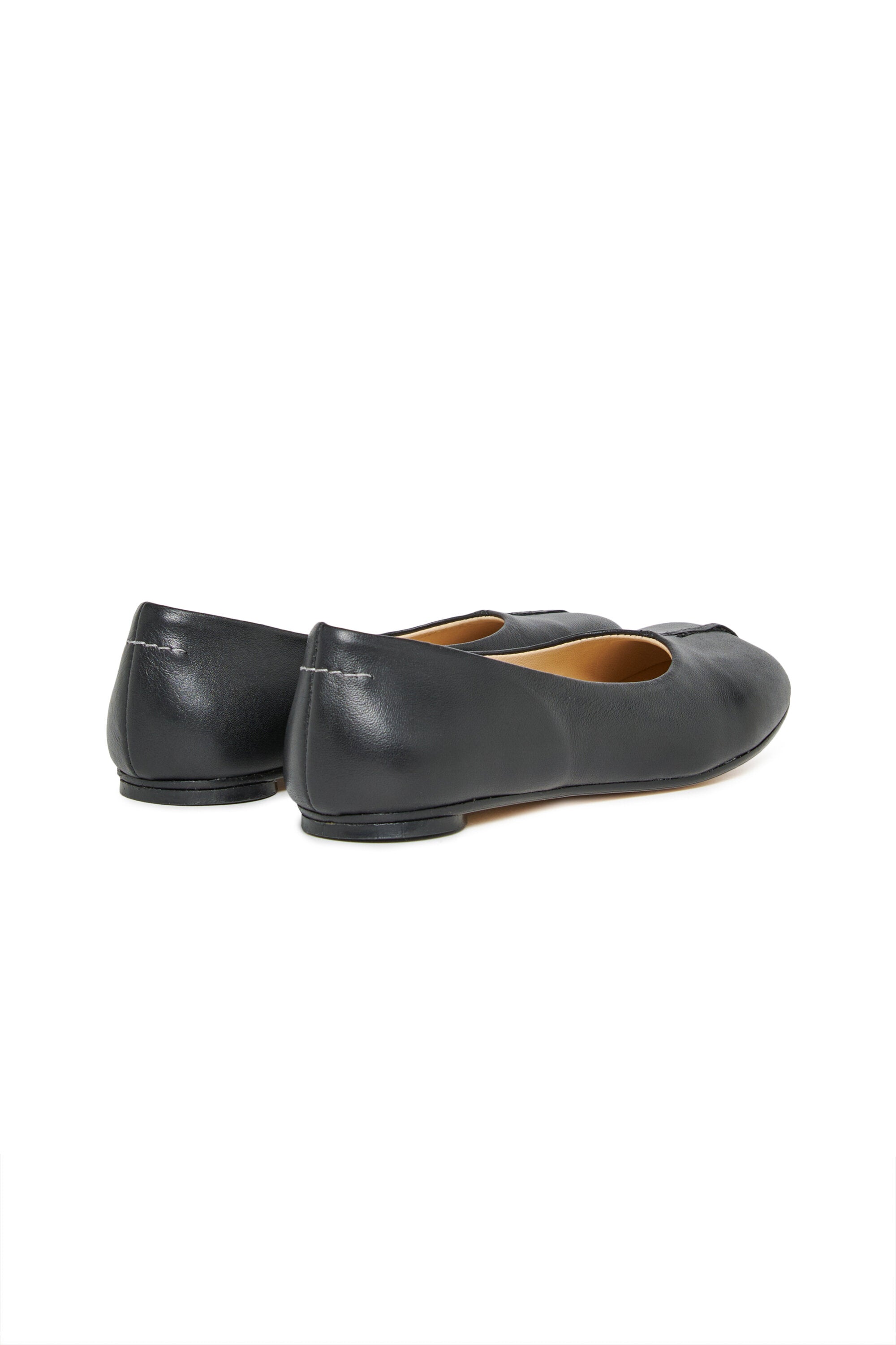 Ballerinas aus Leder mit Ziernähten an der Spitze