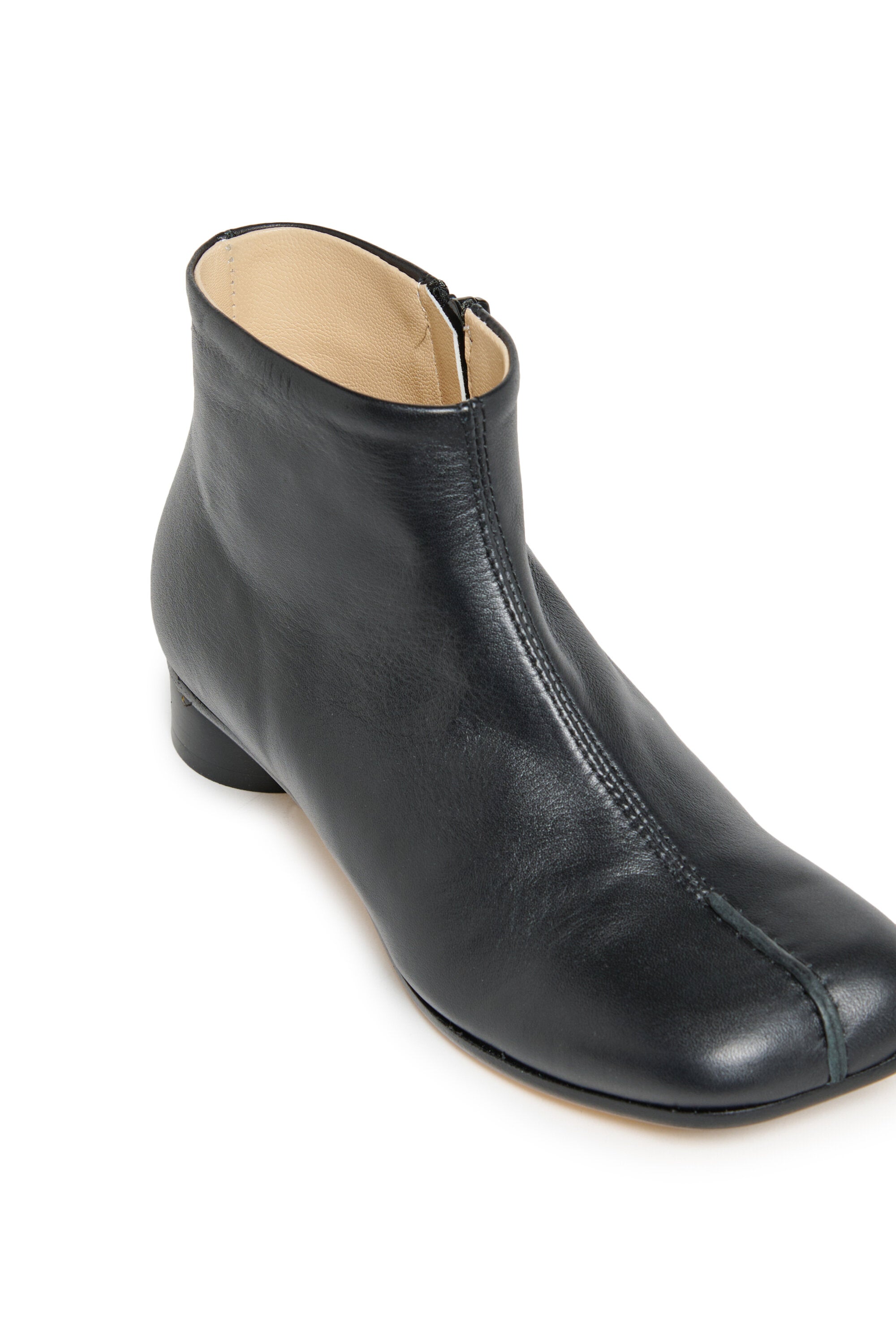 Niedrige Lederstiefel mit Absätzen