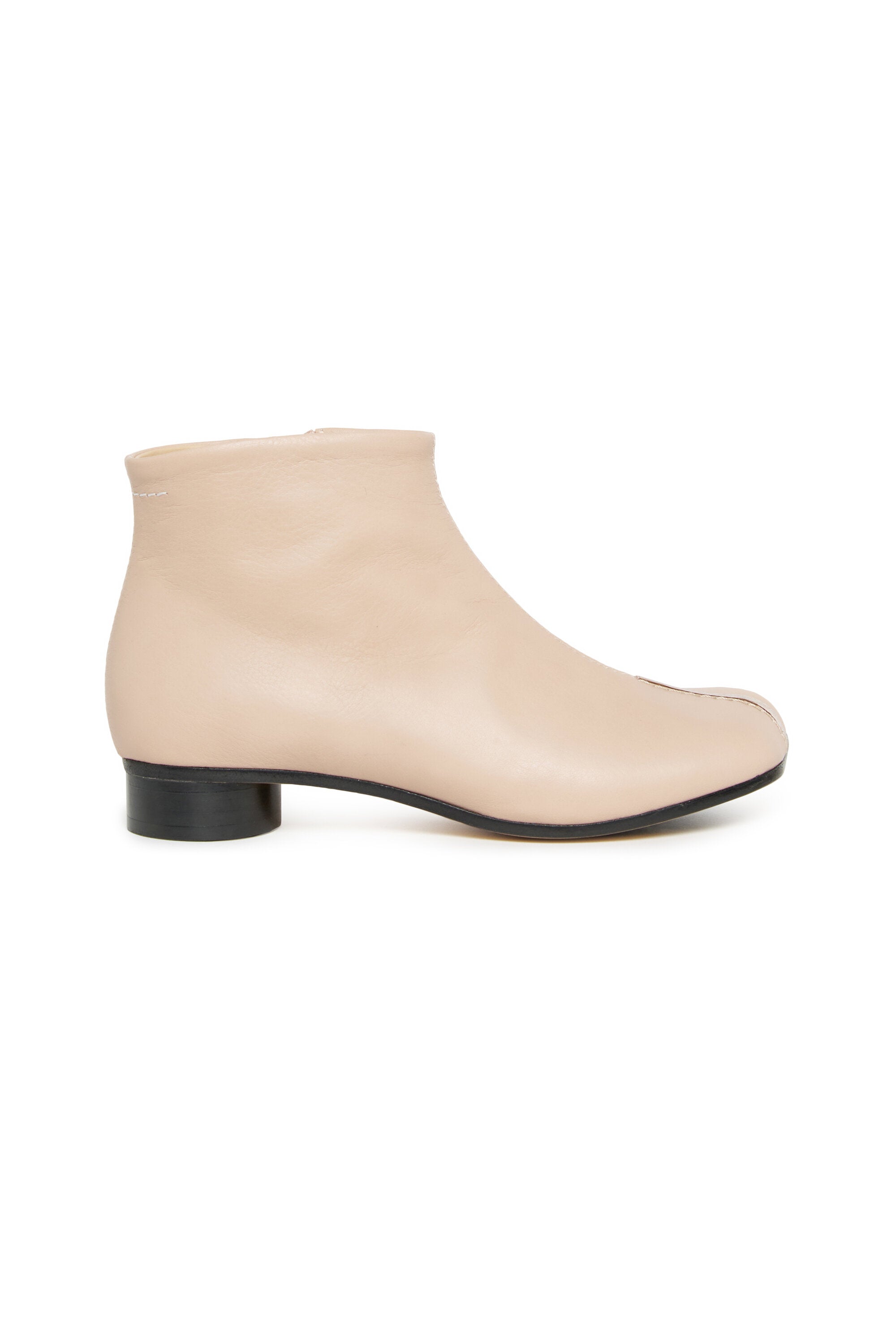 Niedrige Lederstiefel mit Absätzen