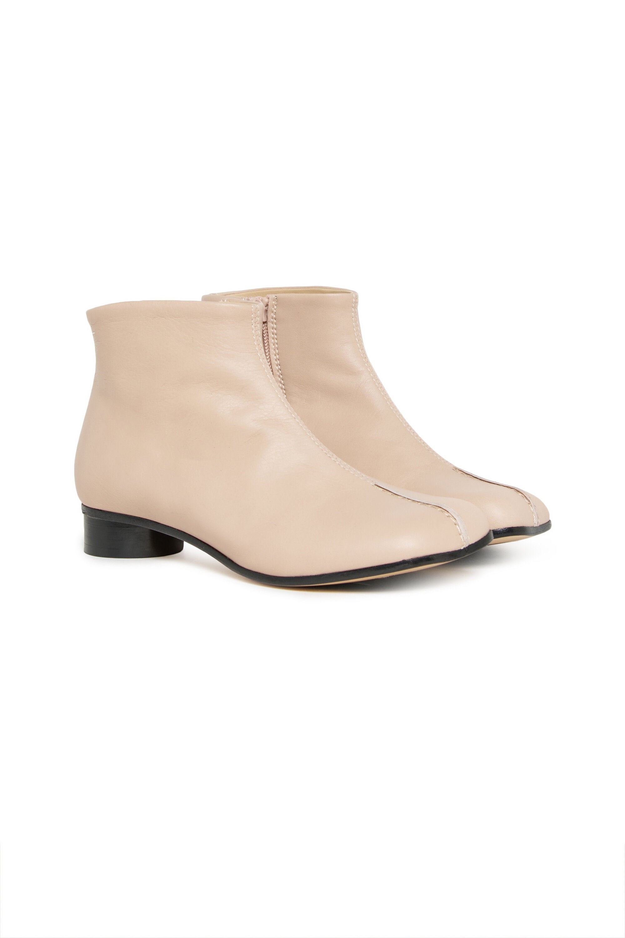 Niedrige Lederstiefel mit Absätzen