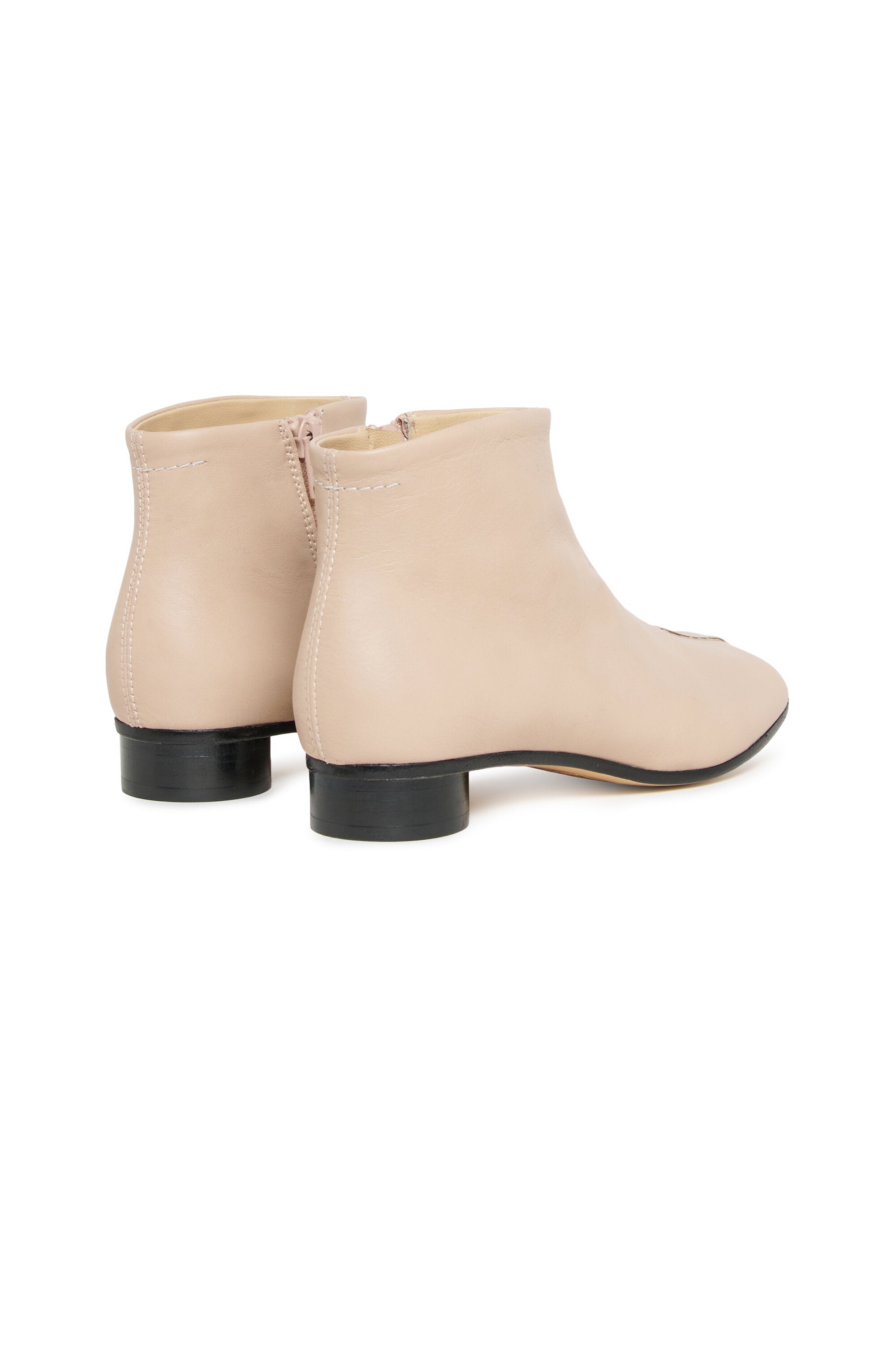 Niedrige Lederstiefel mit Absätzen