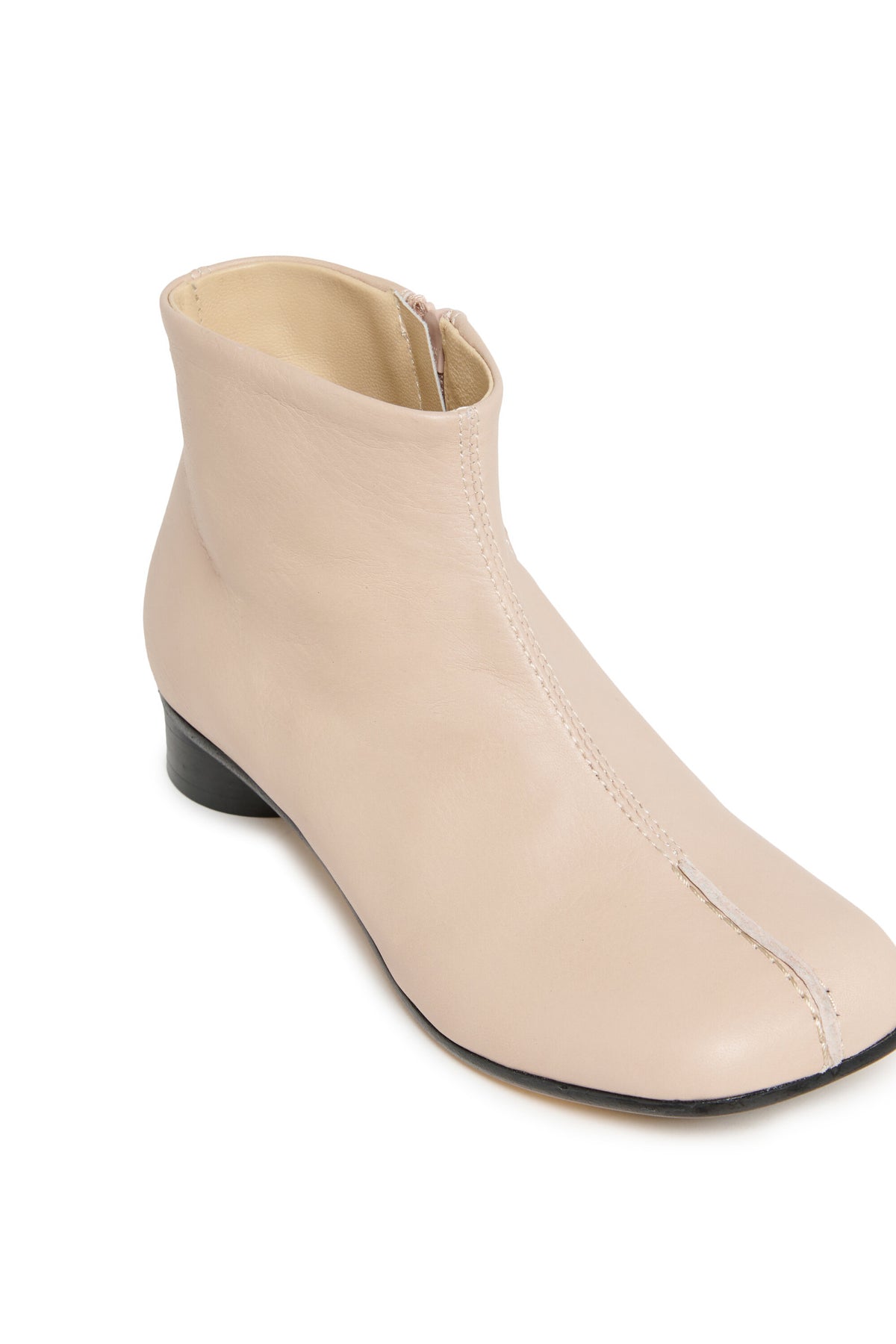 Niedrige Lederstiefel mit Absätzen