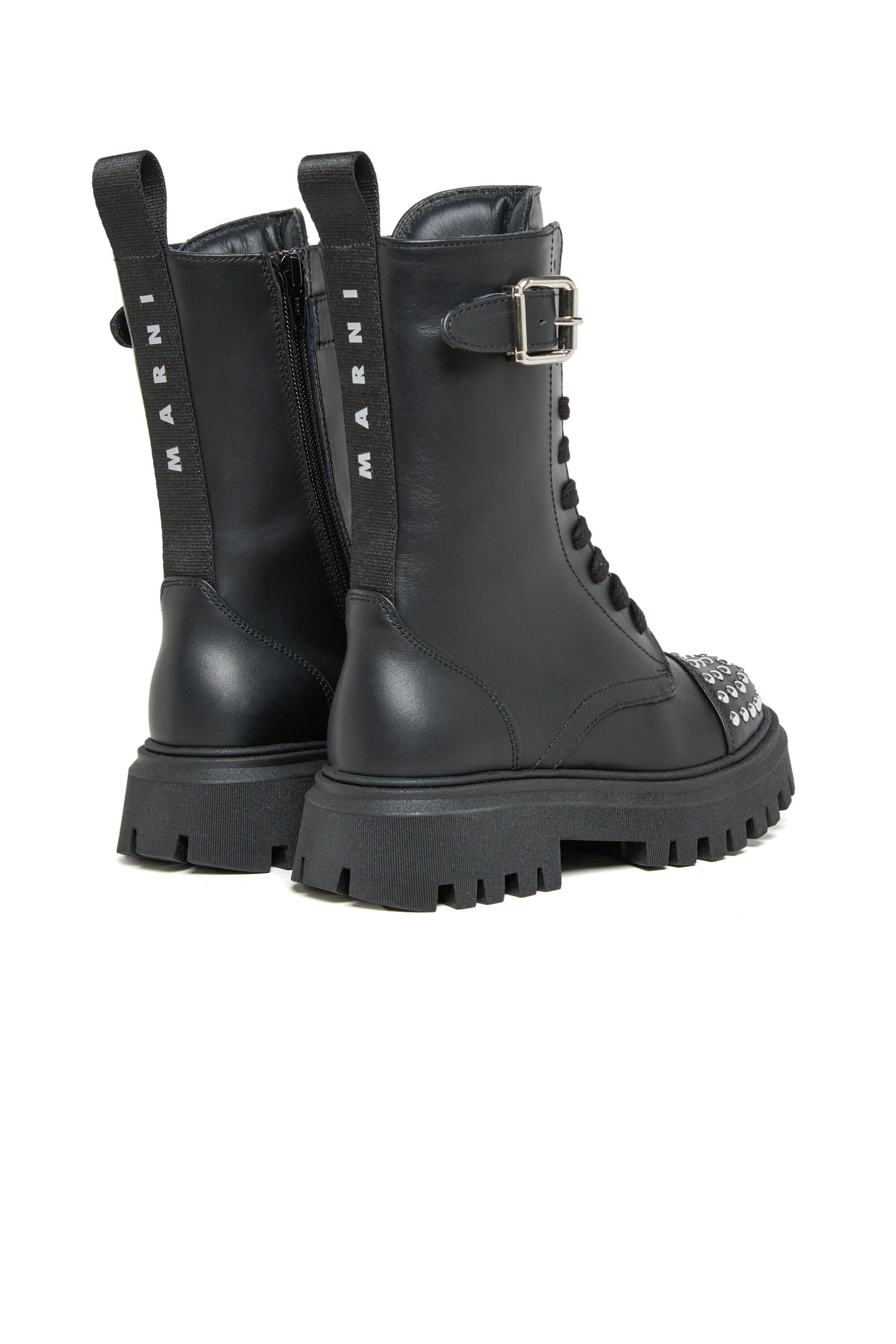 Kampfstiefel mit Nieten an der Schuhspitze