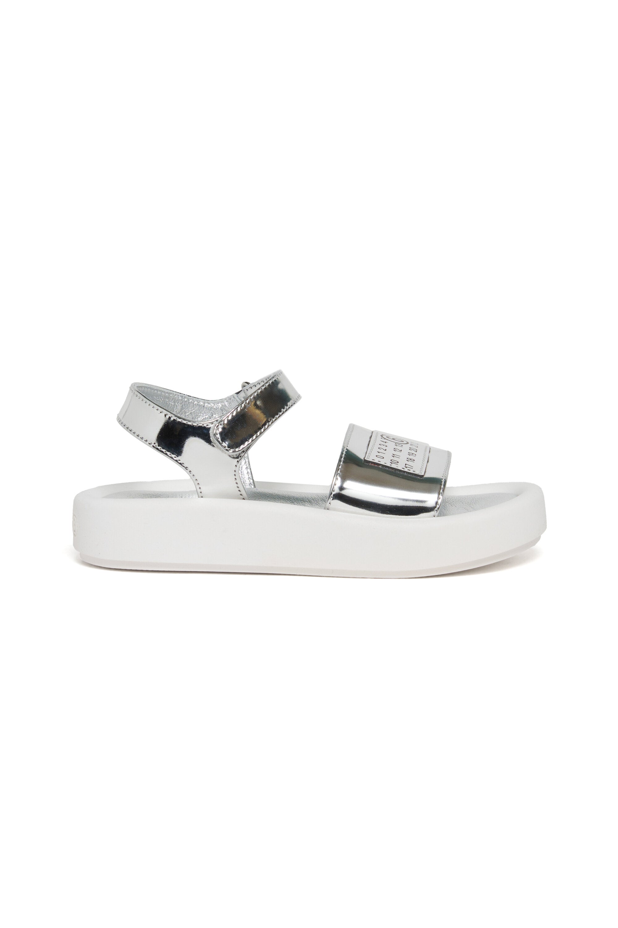 Sandali metallici con logo