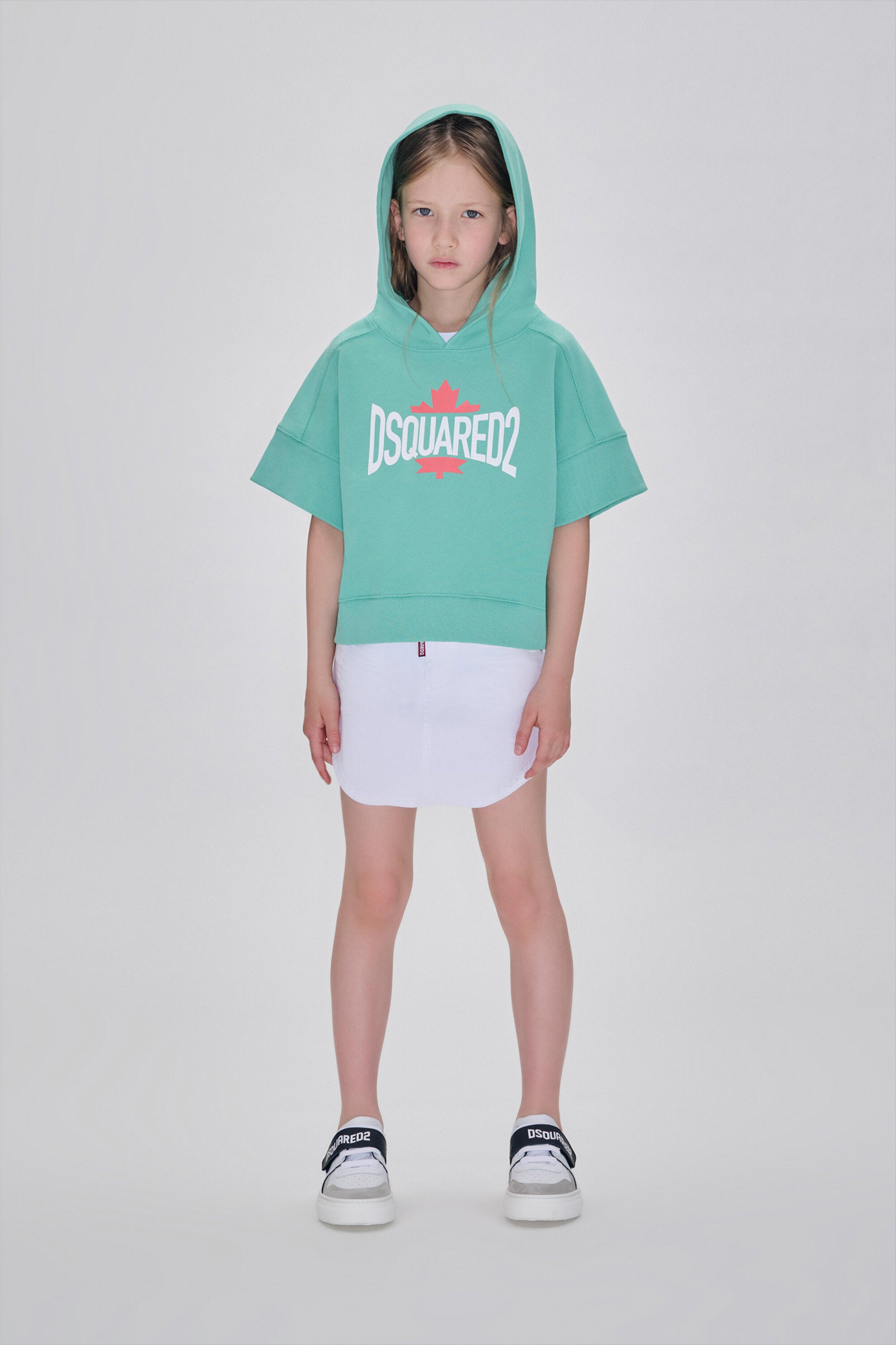 Cropped hooded sweatshirt with hood and leaf graphic logo
