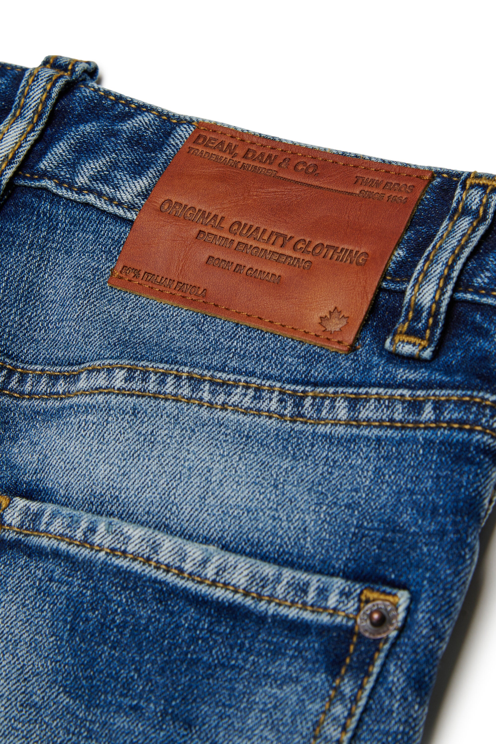Hellblaue Straight-Jeans con weitem Beinabschluss - 642