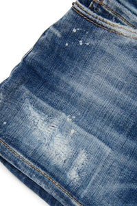 Pantalones cortos en denim azul matizado y rasgado