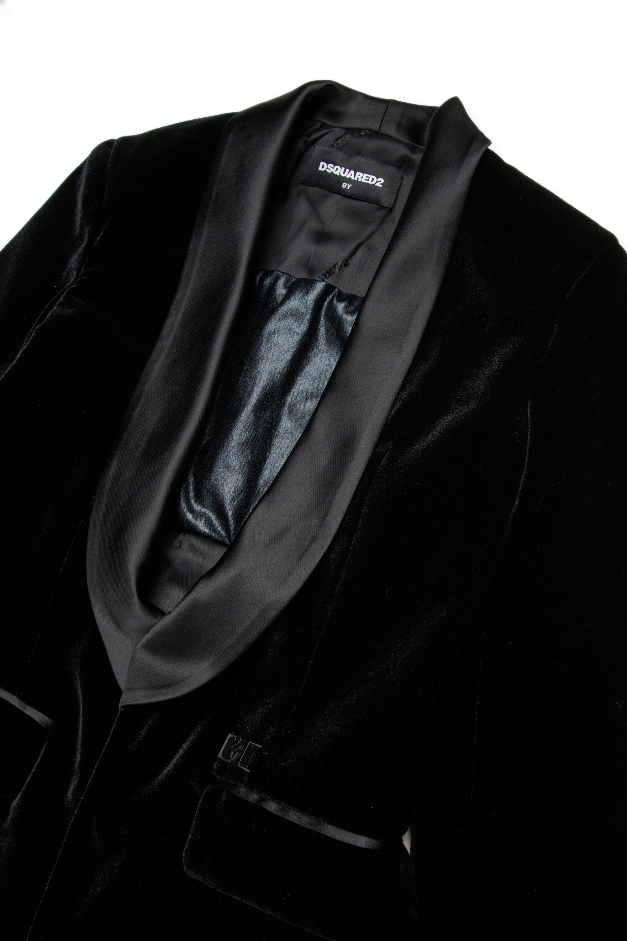 Samtkleid mit D2-Plakette