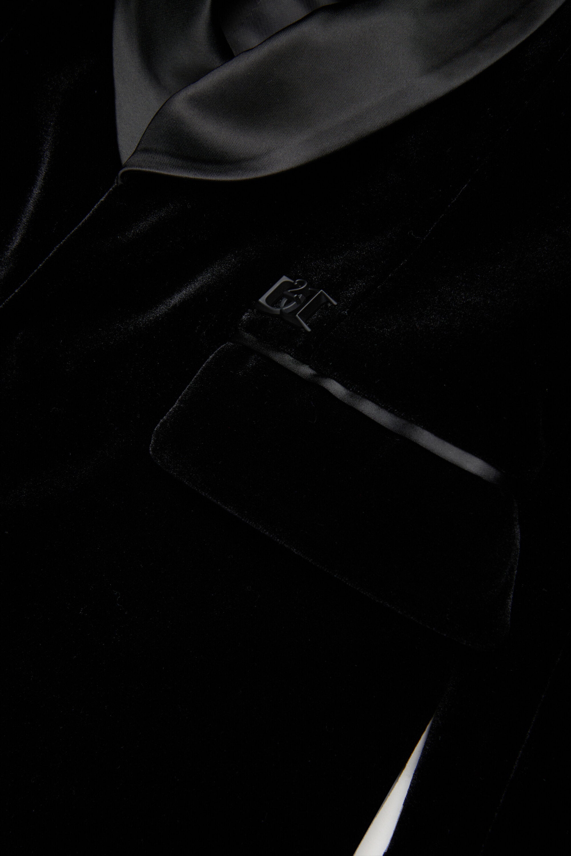 Samtkleid mit D2-Plakette