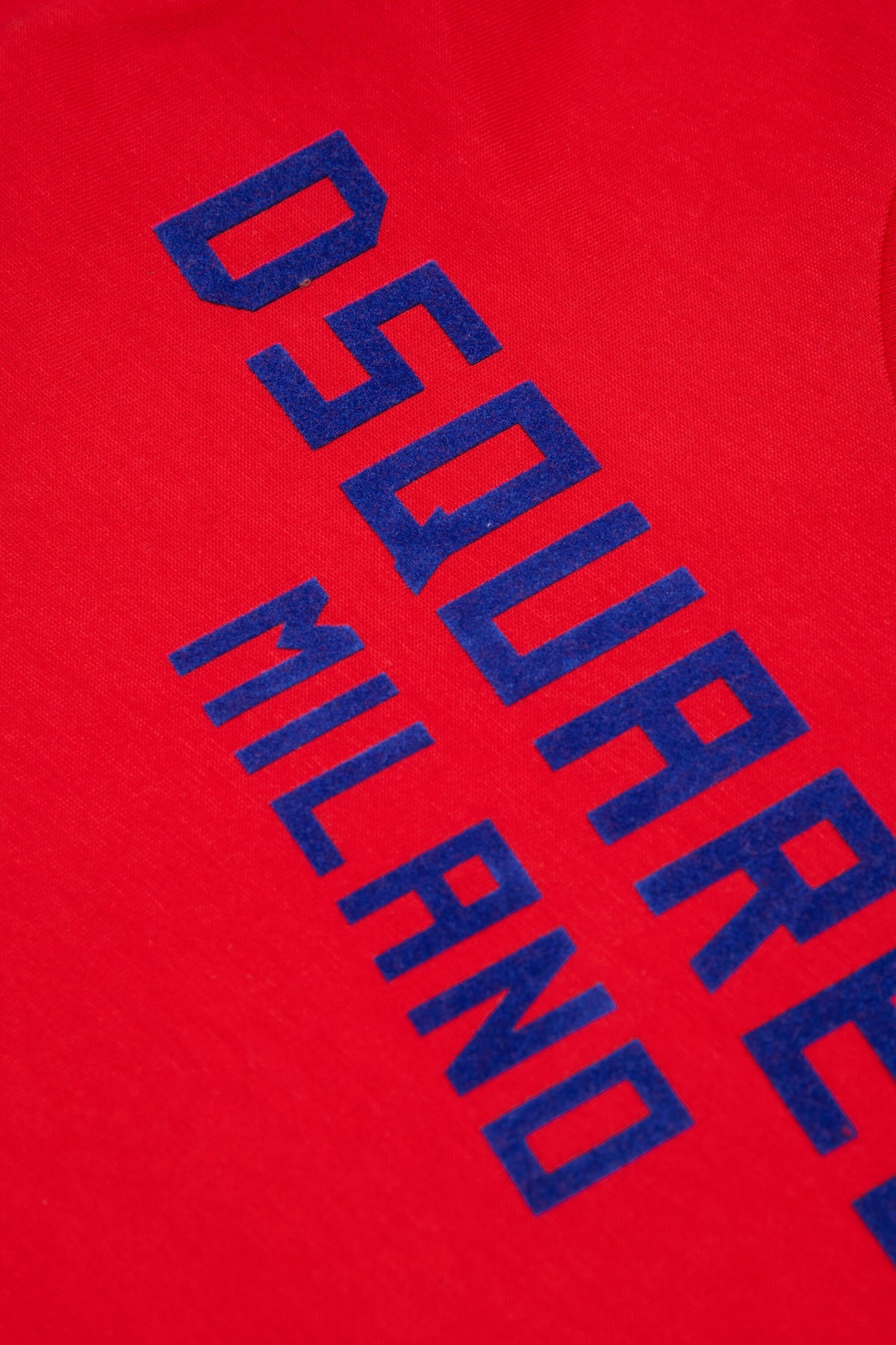 T-Shirt mit aufgedrucktem Logo auf der Brust