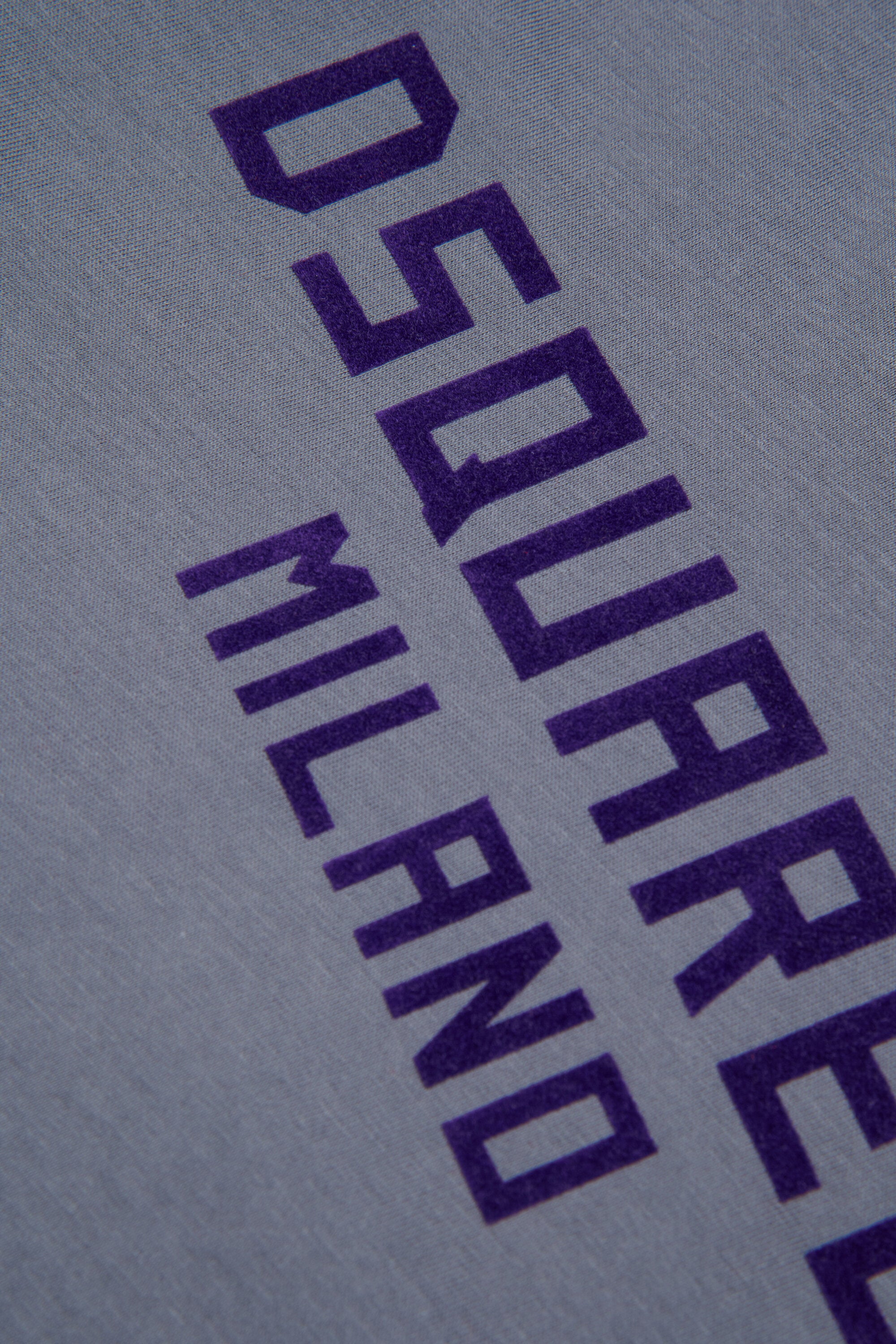 T-Shirt mit aufgedrucktem Logo auf der Brust