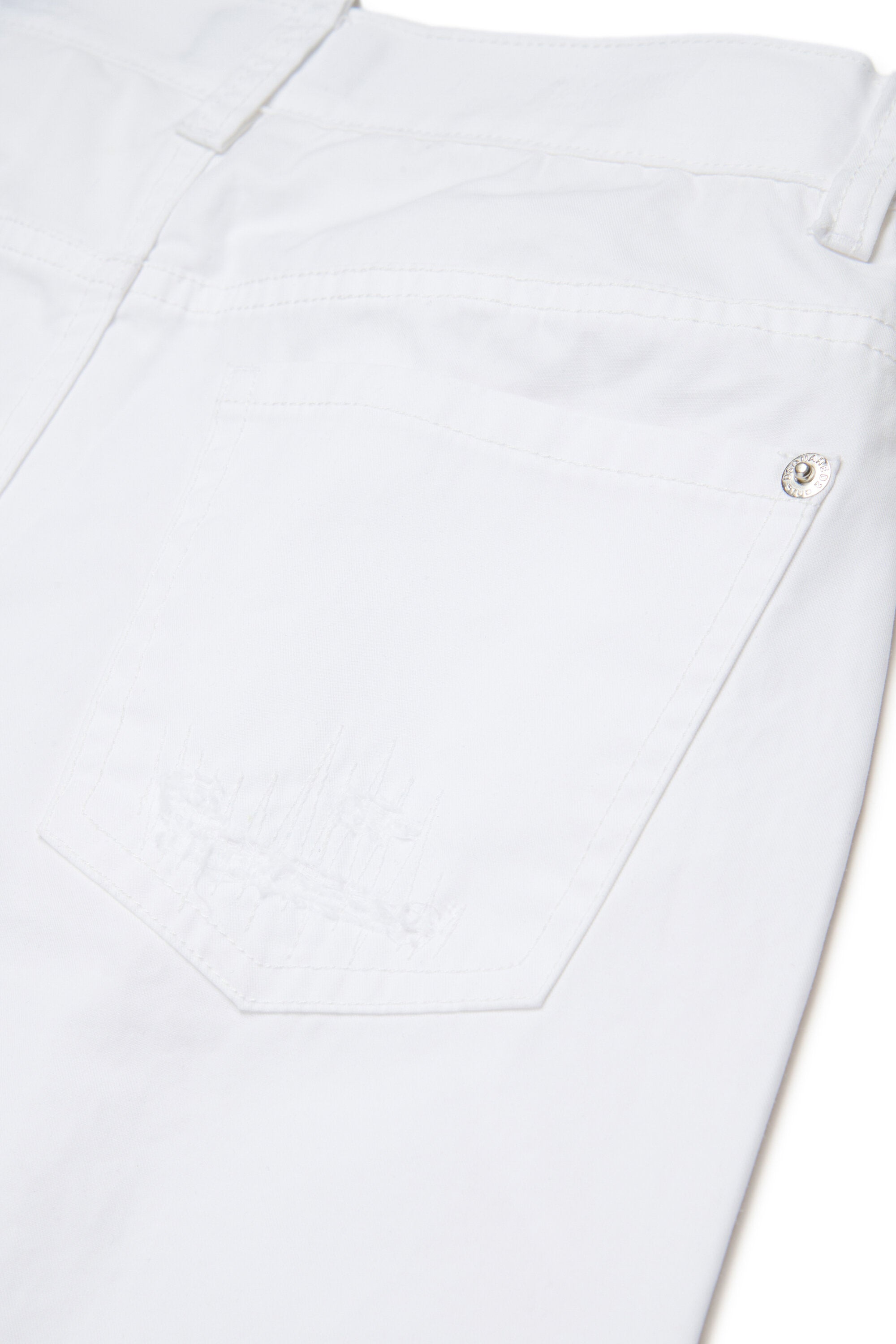 Pantalones cortos con logo y detalles desgastados