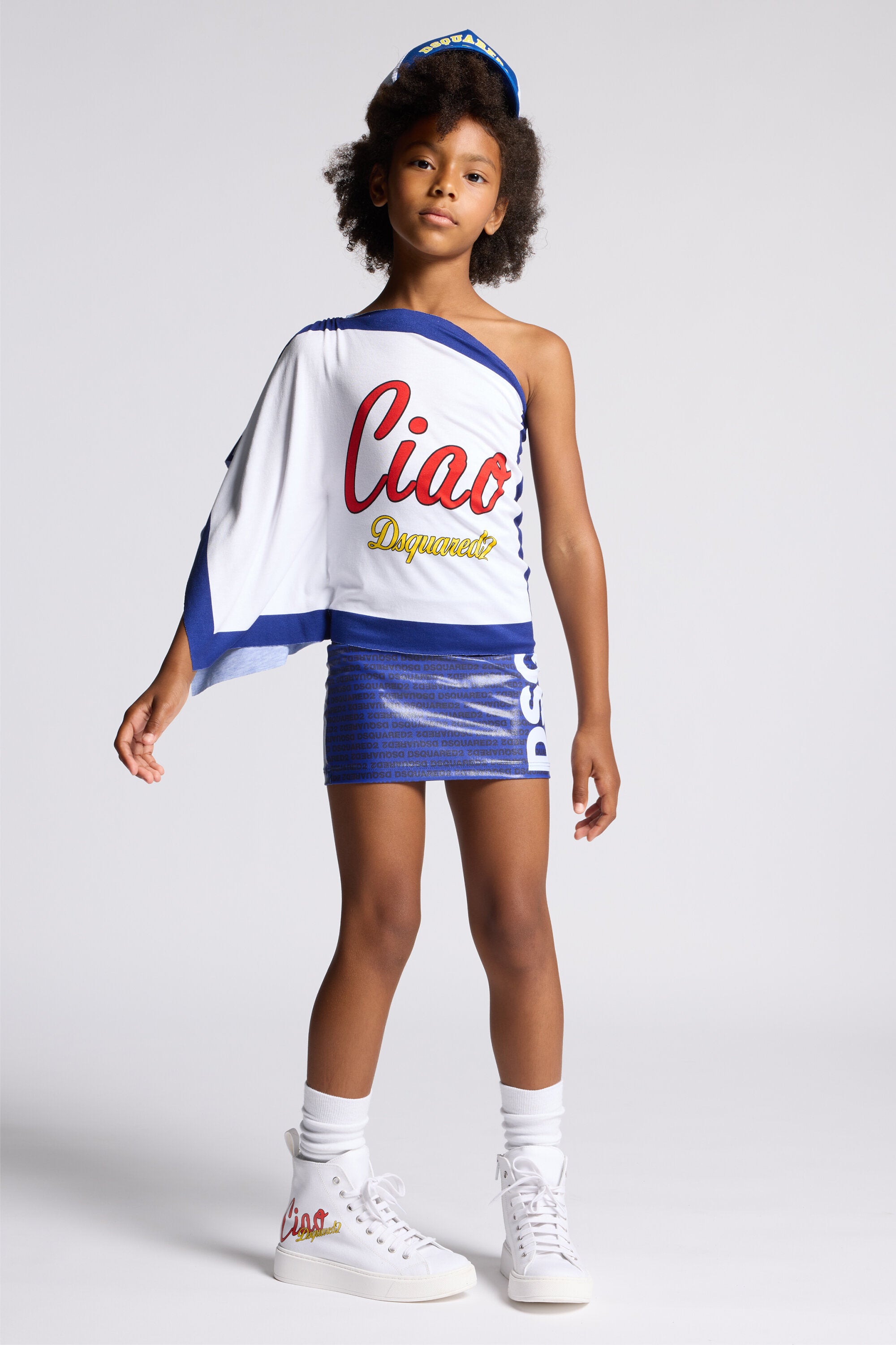 Camiseta de un solo hombro con logo