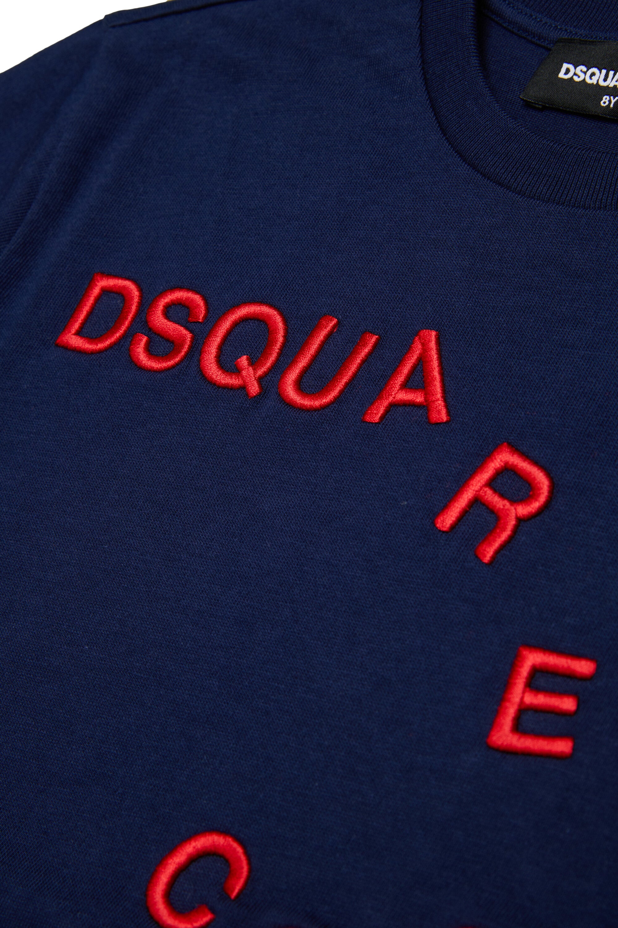 T-Shirt mit vorne gesticktem Logo