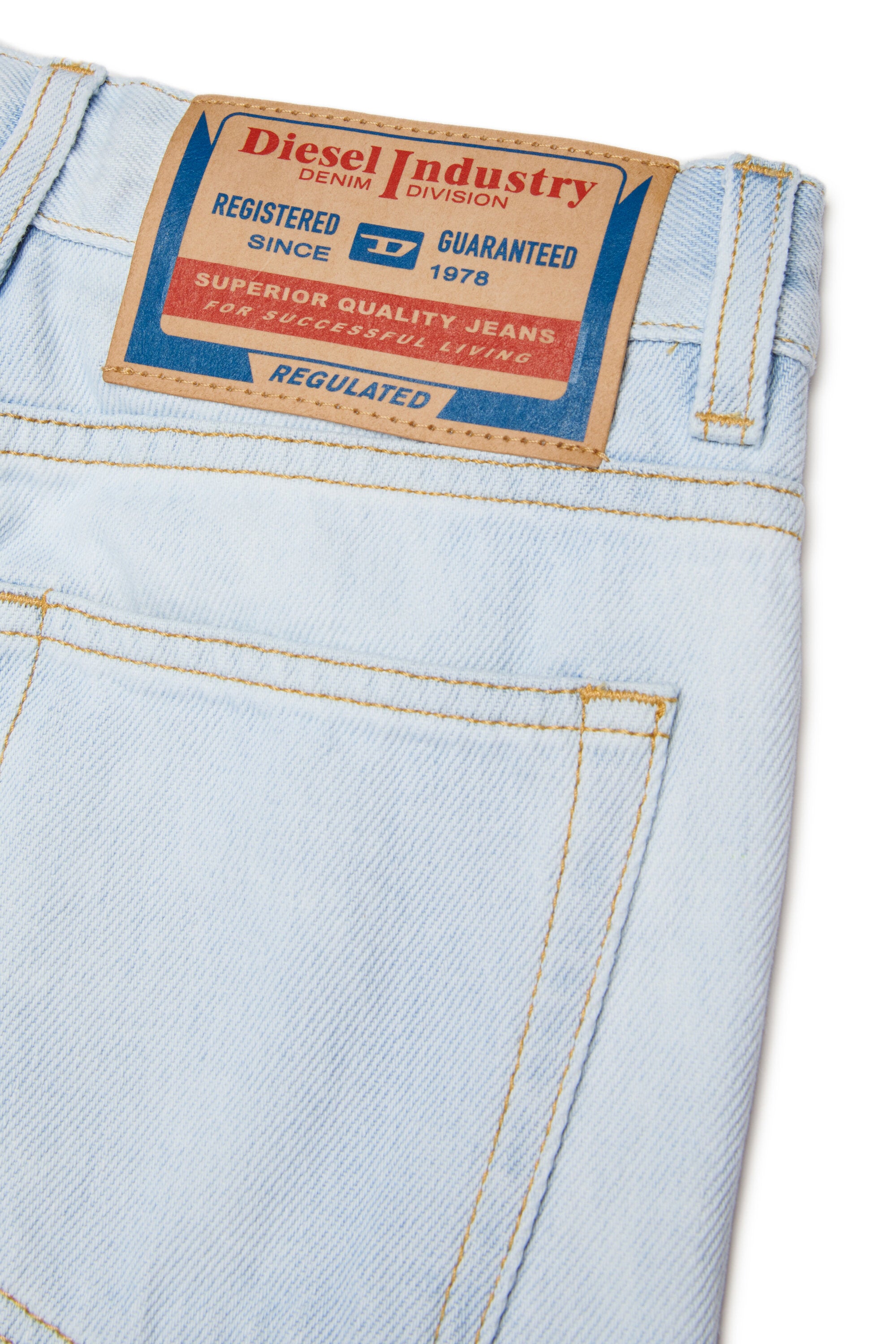 Jeans regular fit lavado azul claro - 2010