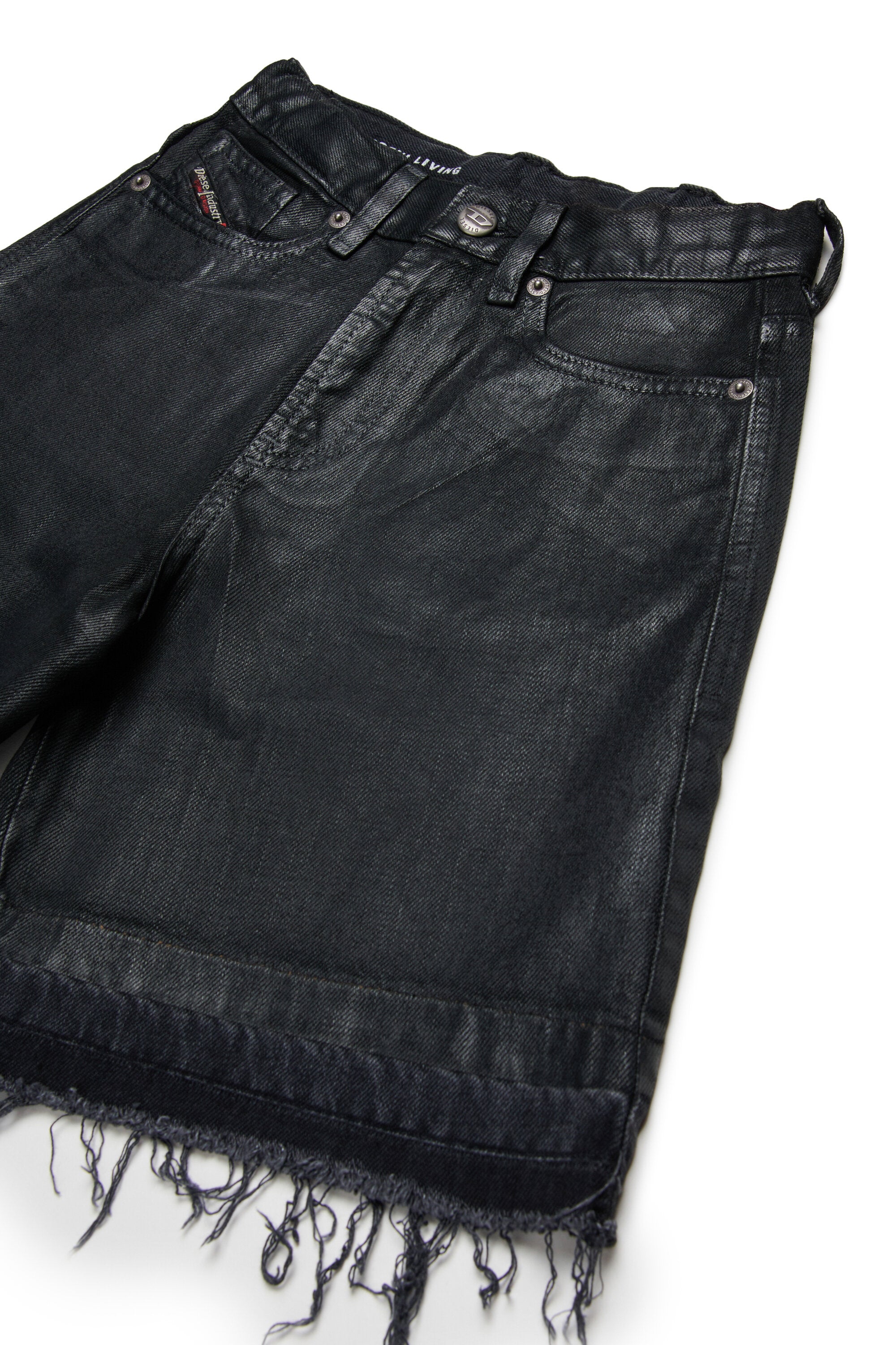 Shorts in denim nero con orlo a taglio vivo