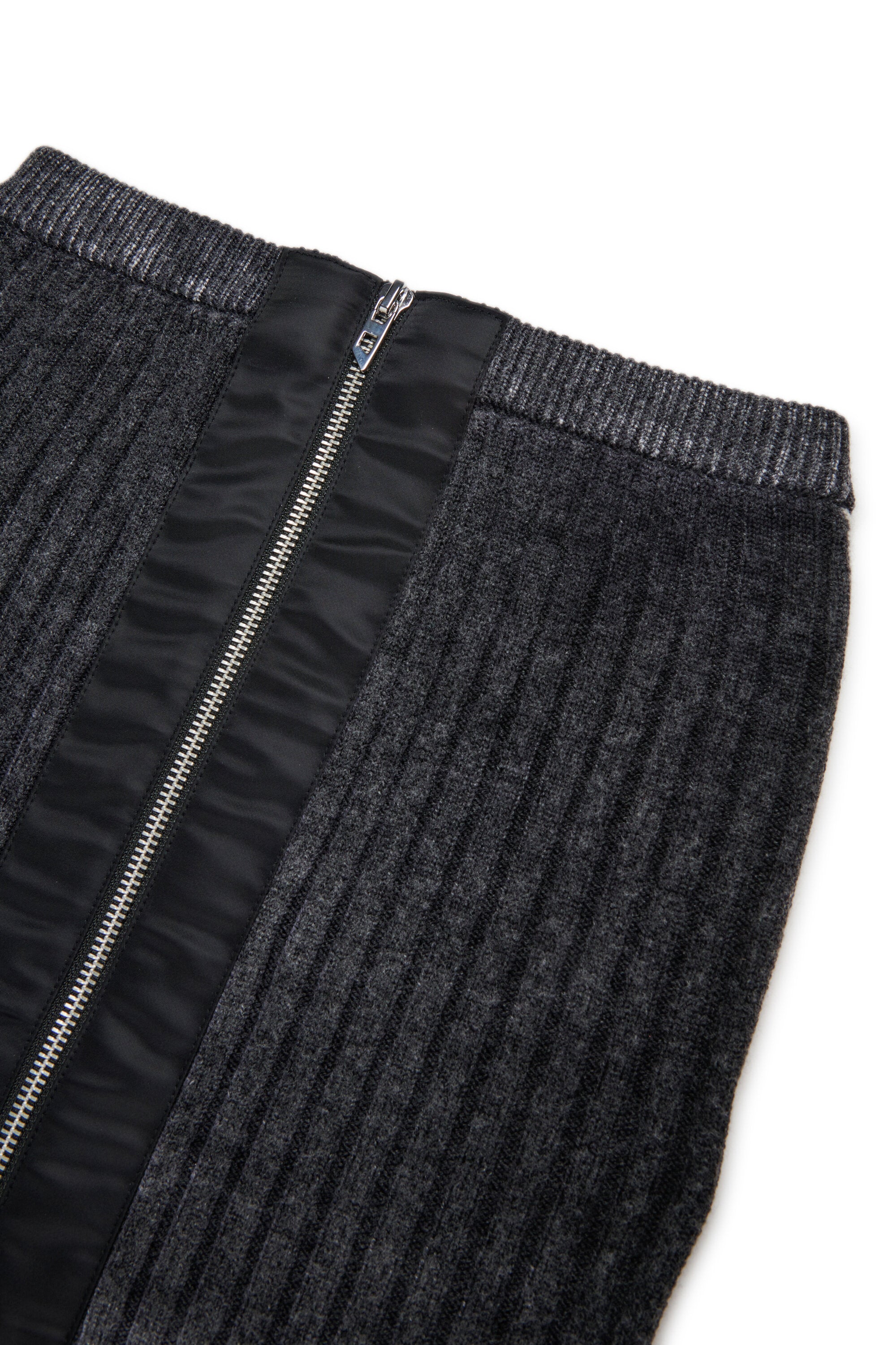 Falda corta de punto canalé con cremallera