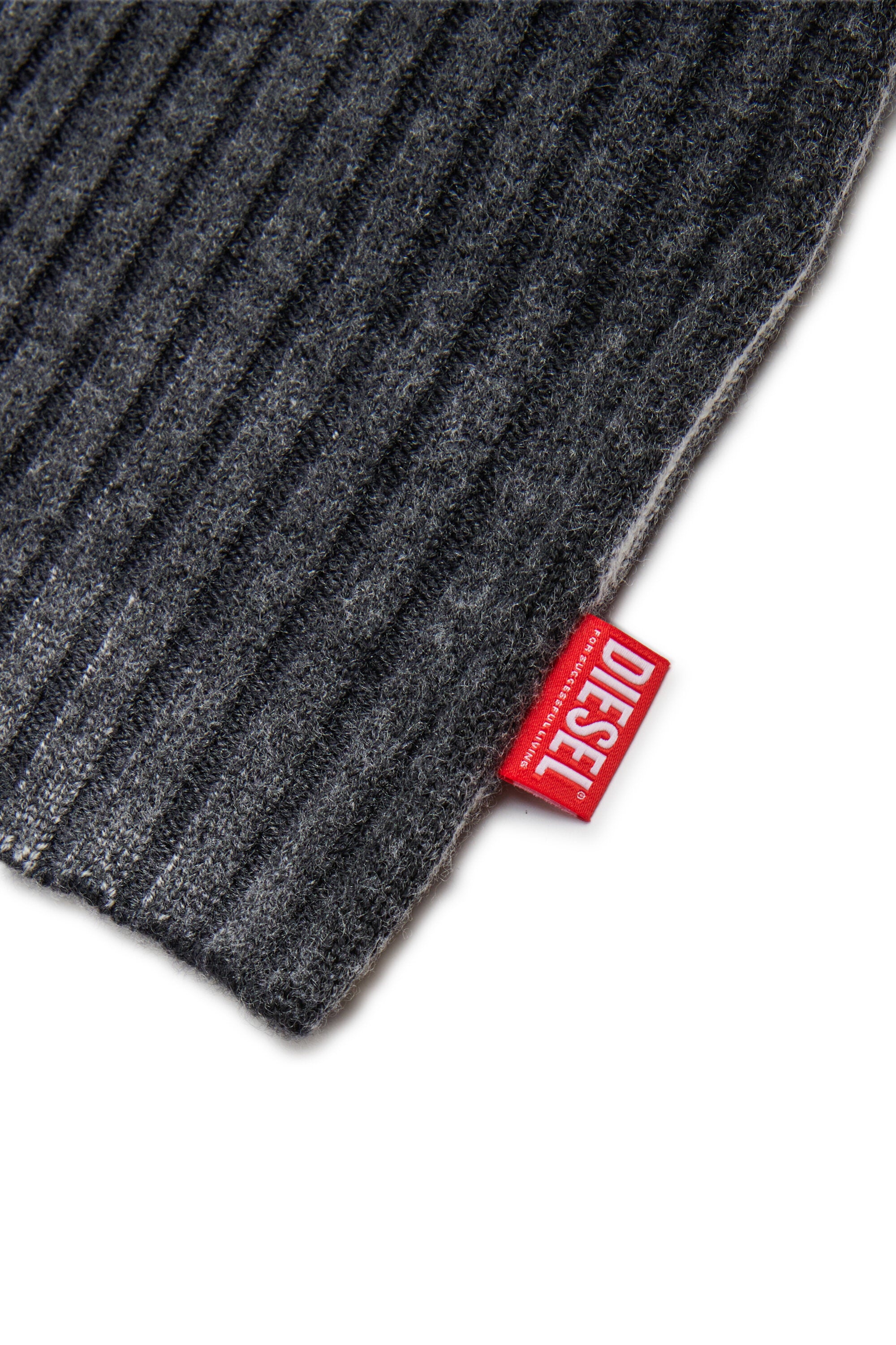 Gonna corta in maglia a coste con zip