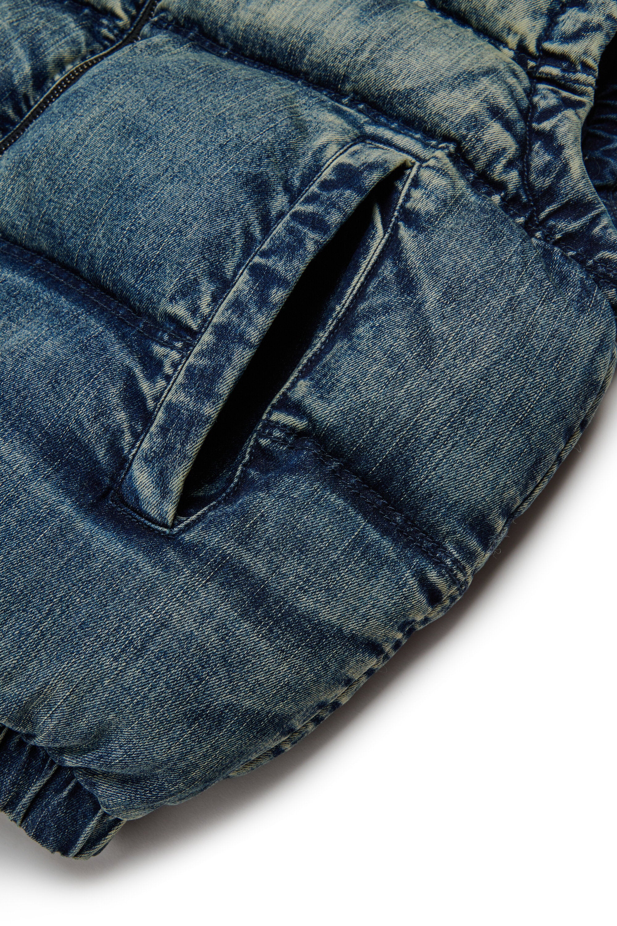 Chaleco corto acolchado en denim efecto sucio